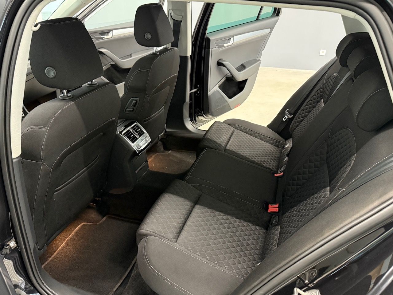 Škoda Superb, COMBI 2.0TDI 110kw DSG, STYLE - fotka 5
