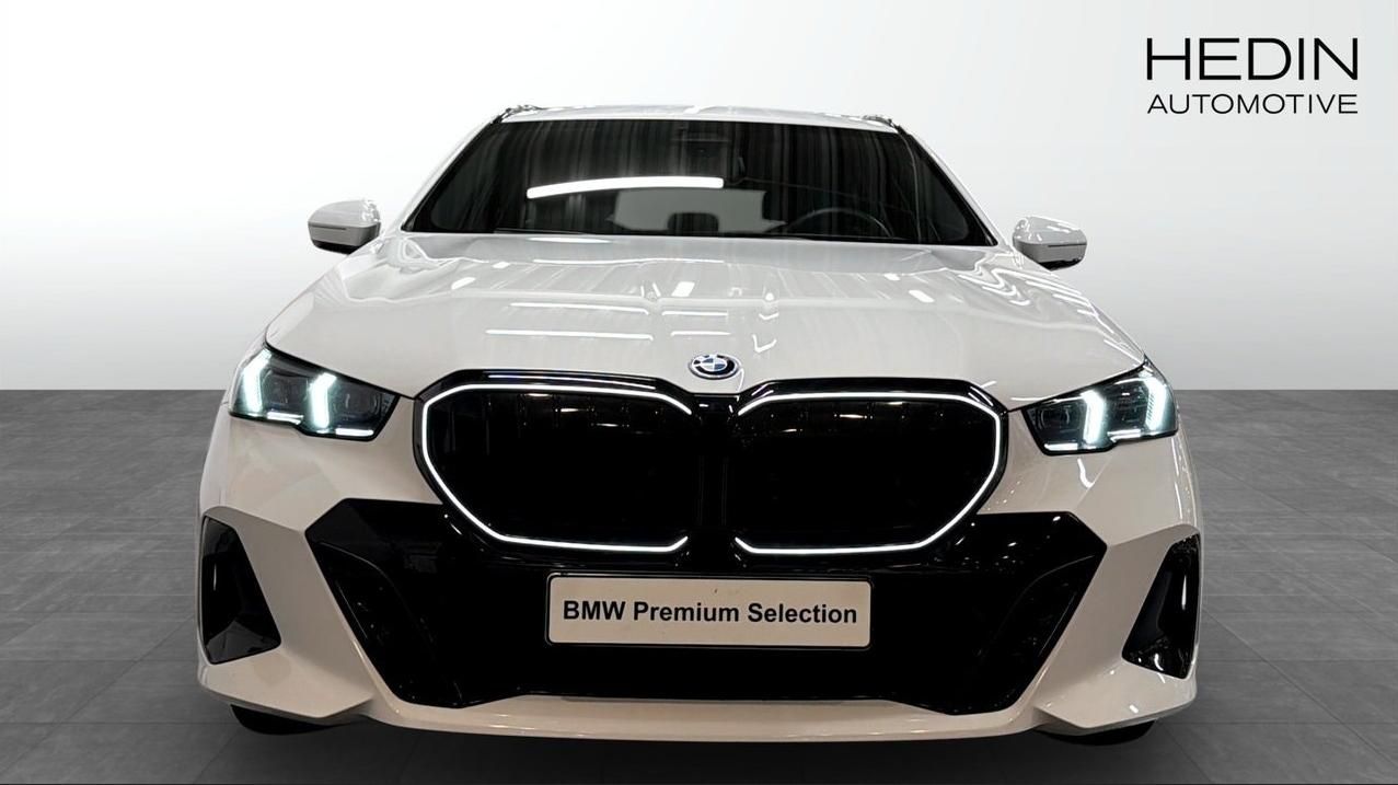 BMW Řada 5, 550e AWD Touring MSport B&W - fotka 5
