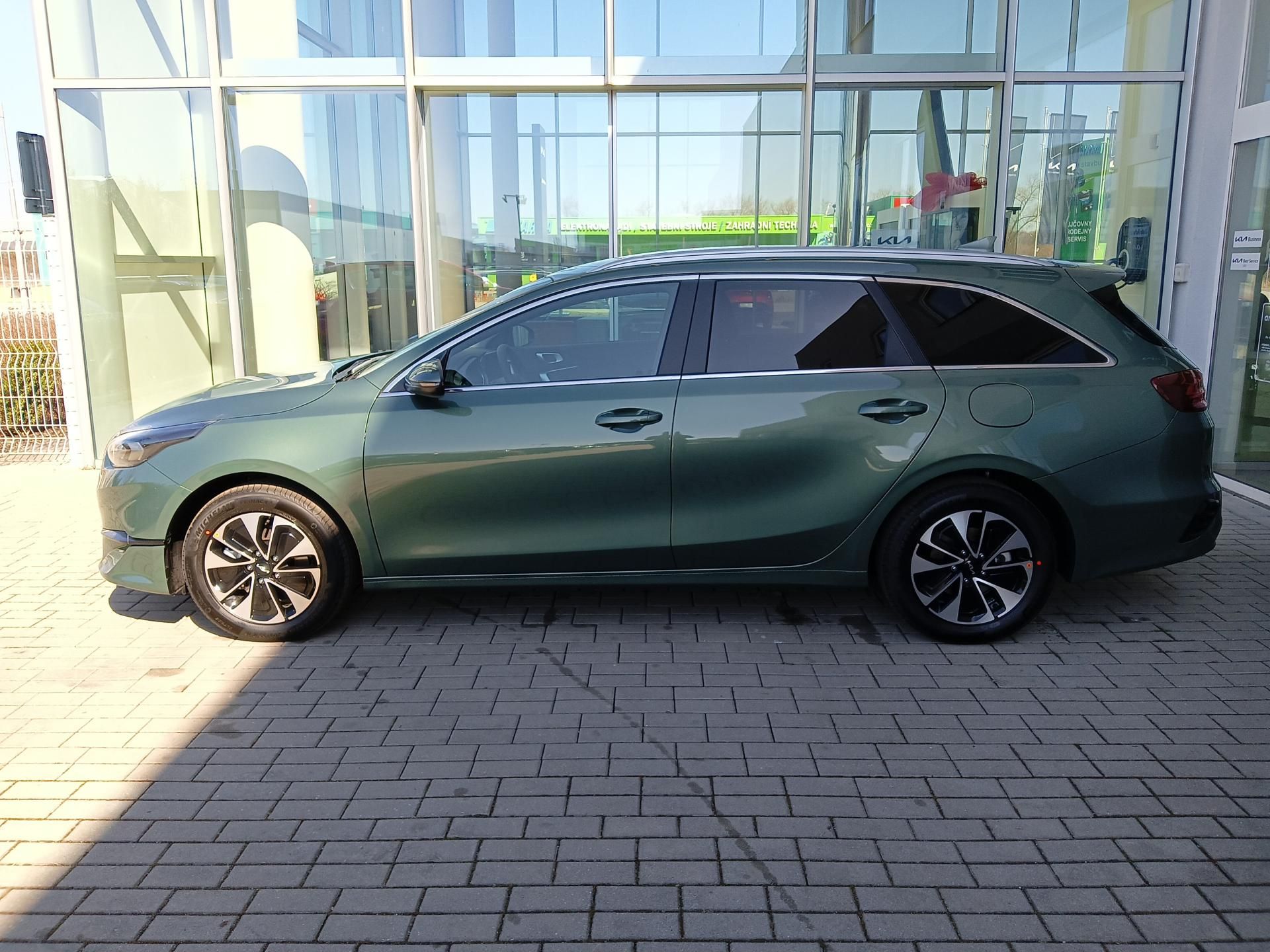 Kia Cee´d SW, 1.5 T-GDi 7DCT TOP - fotka 4