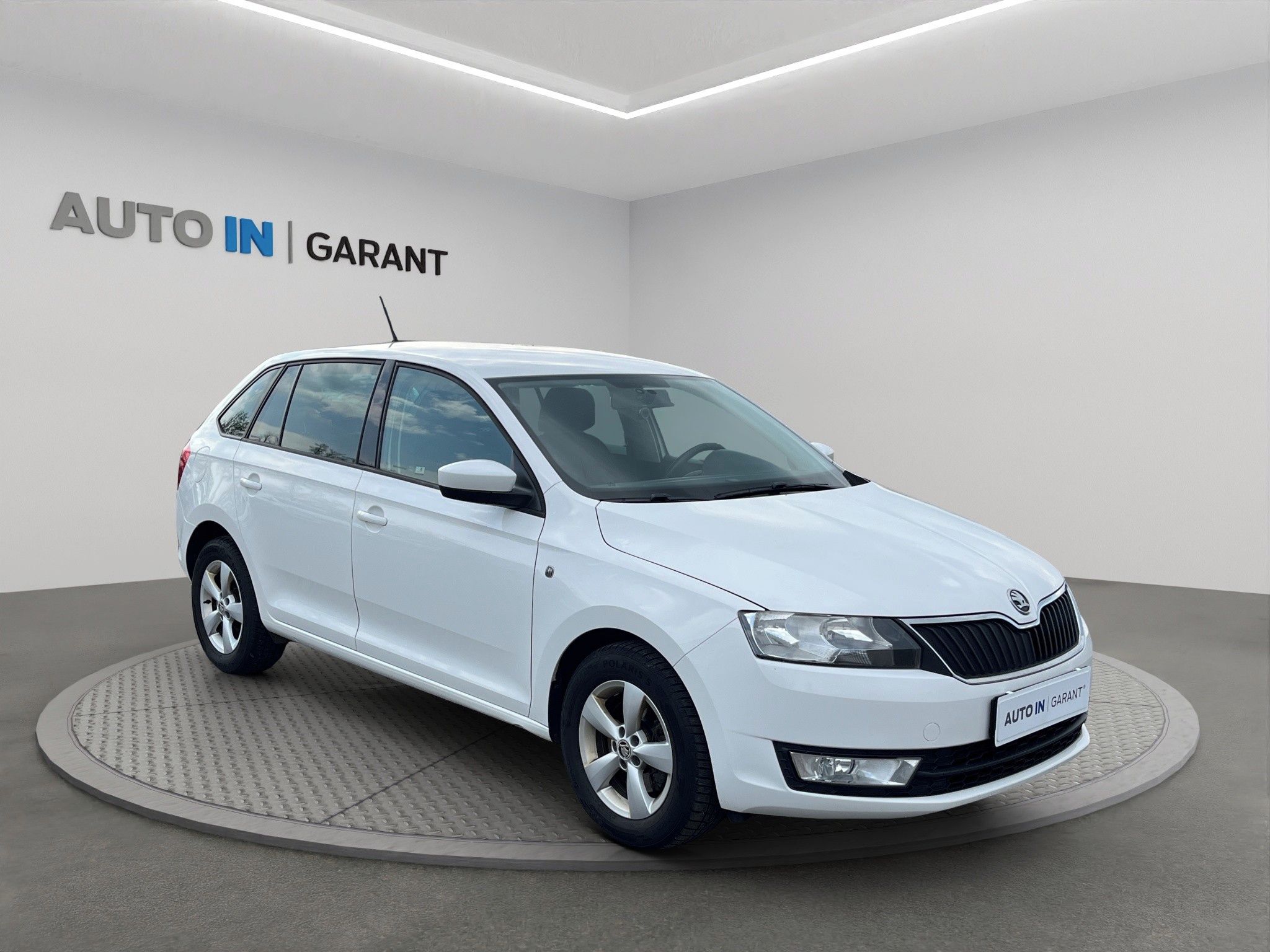 Škoda Rapid, Spaceback AMBIENTE 1.6 TDi 77k - fotka 3