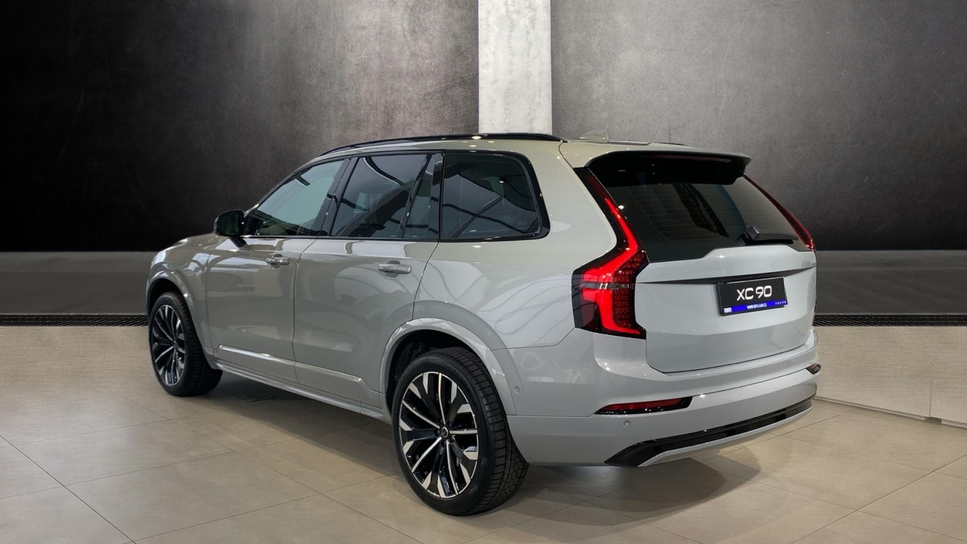 Volvo XC90, PLUS DARK, T8 AWD, 228+107 kW - fotka 5