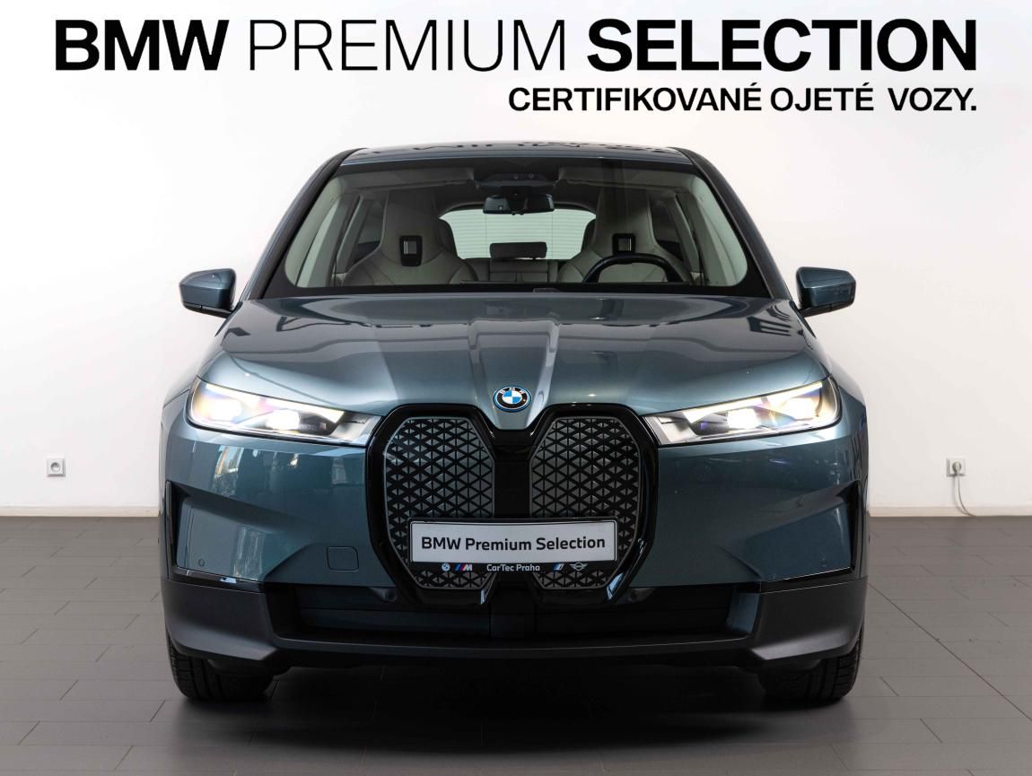 BMW iX, xDrive50 - fotka 3
