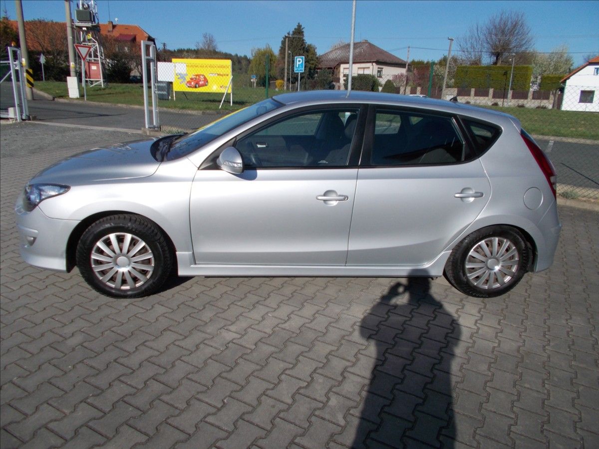 Hyundai i30, 1,4 16V ČR 2.MAJITELKA od r.20 - fotka 5