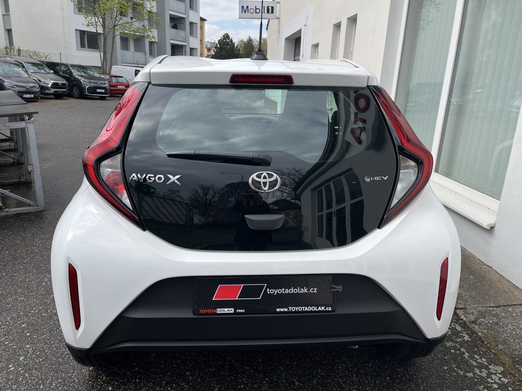 Toyota Aygo, 1.5L HEV Comfort - fotka 6