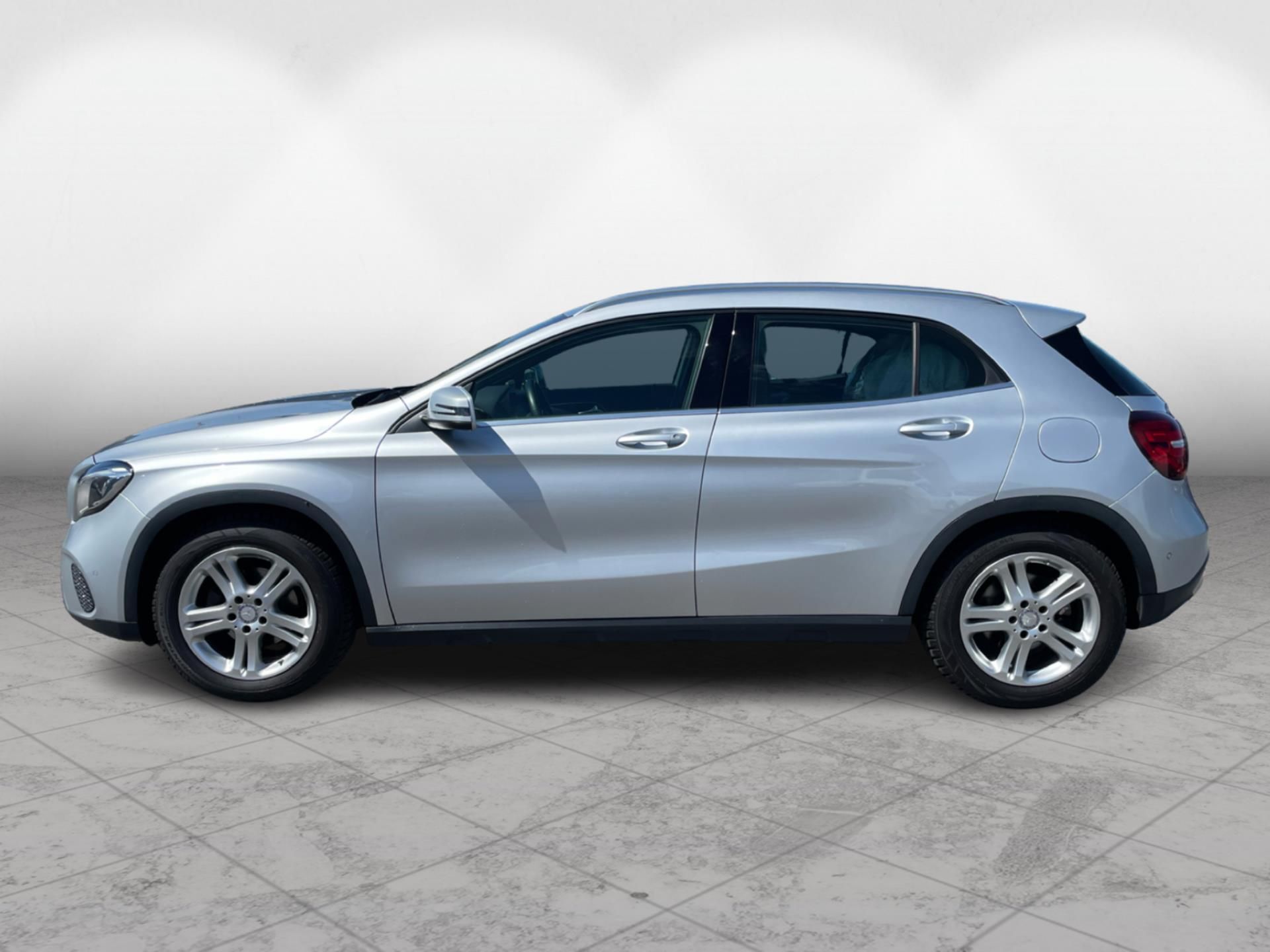 Mercedes-Benz GLA, 180 i - fotka 3