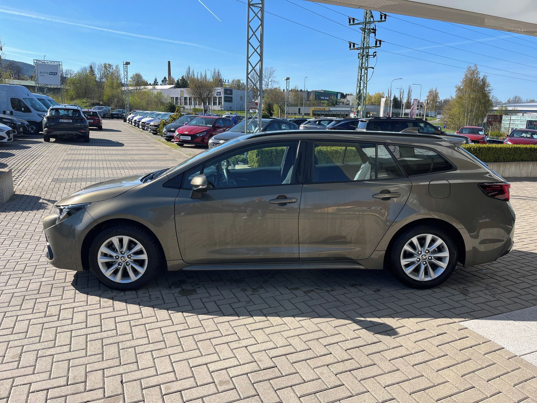 Toyota Corolla, 1.8 Hybrid e-CVT Comfort Tech - fotka 3