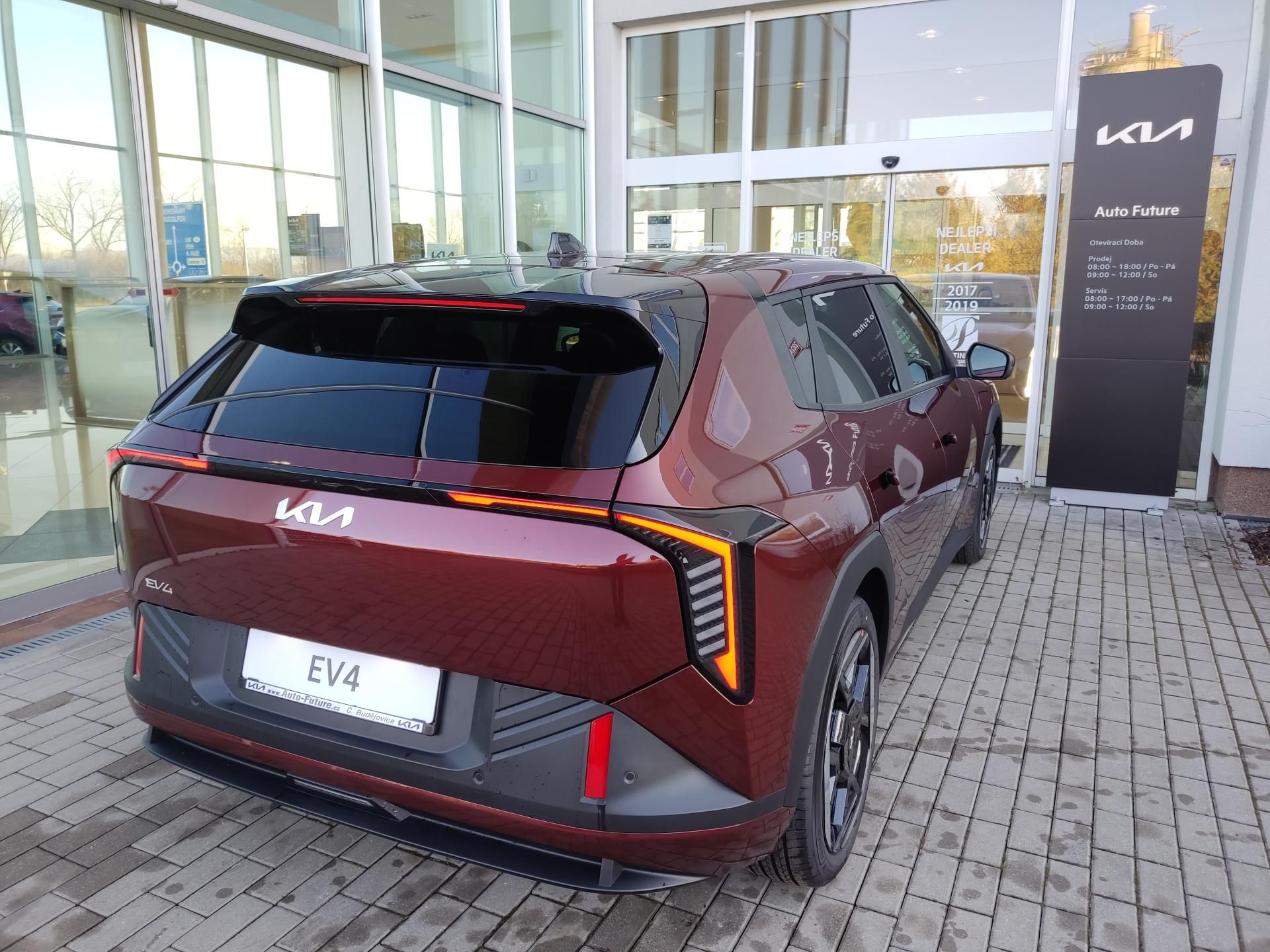 Kia EV4, SZ1 4x2 EARTH 150 KW + 81,4 KW - fotka 2