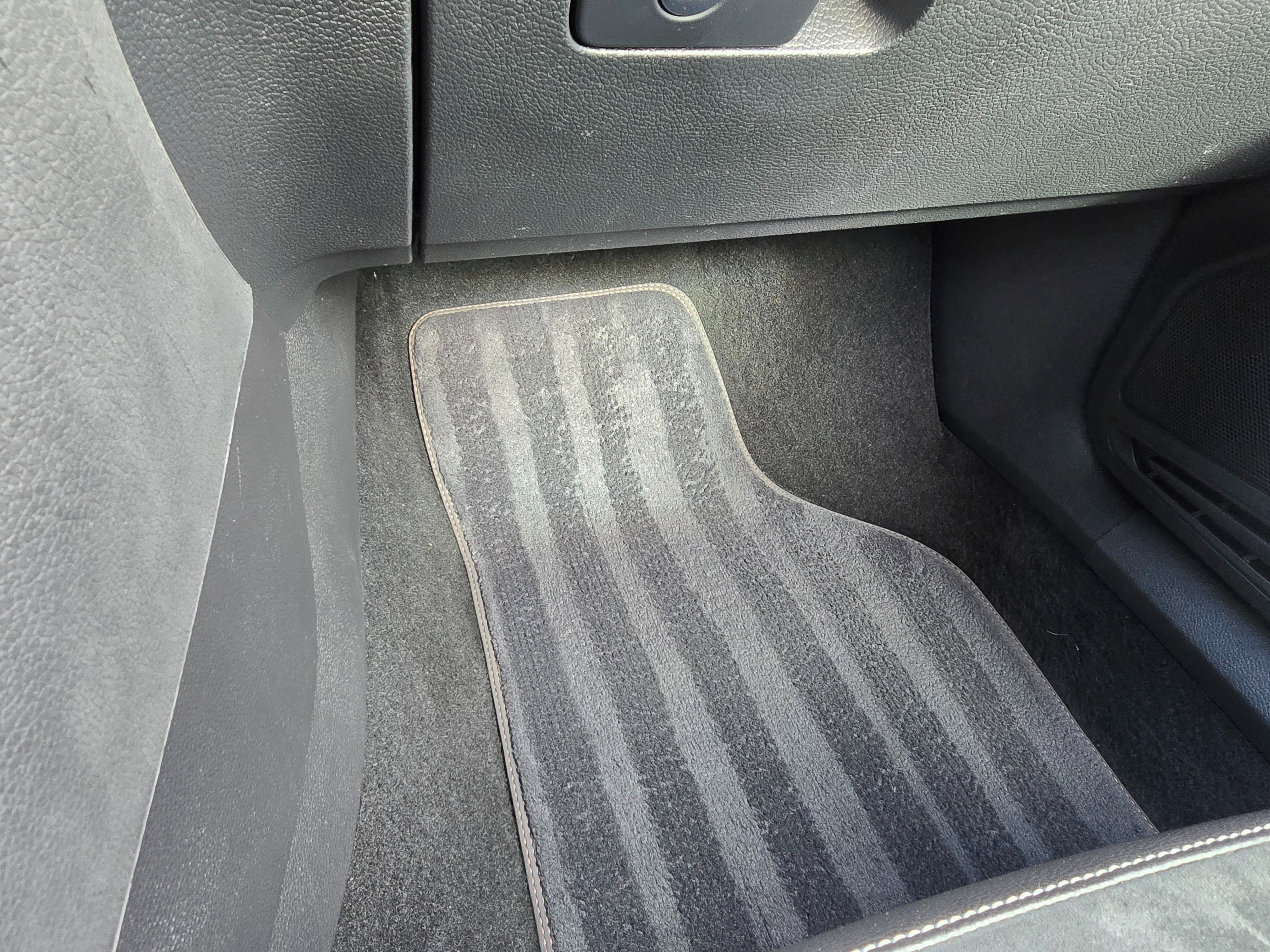 Volkswagen Golf, Karmann, najeto 69000 km !!!! - fotka 6