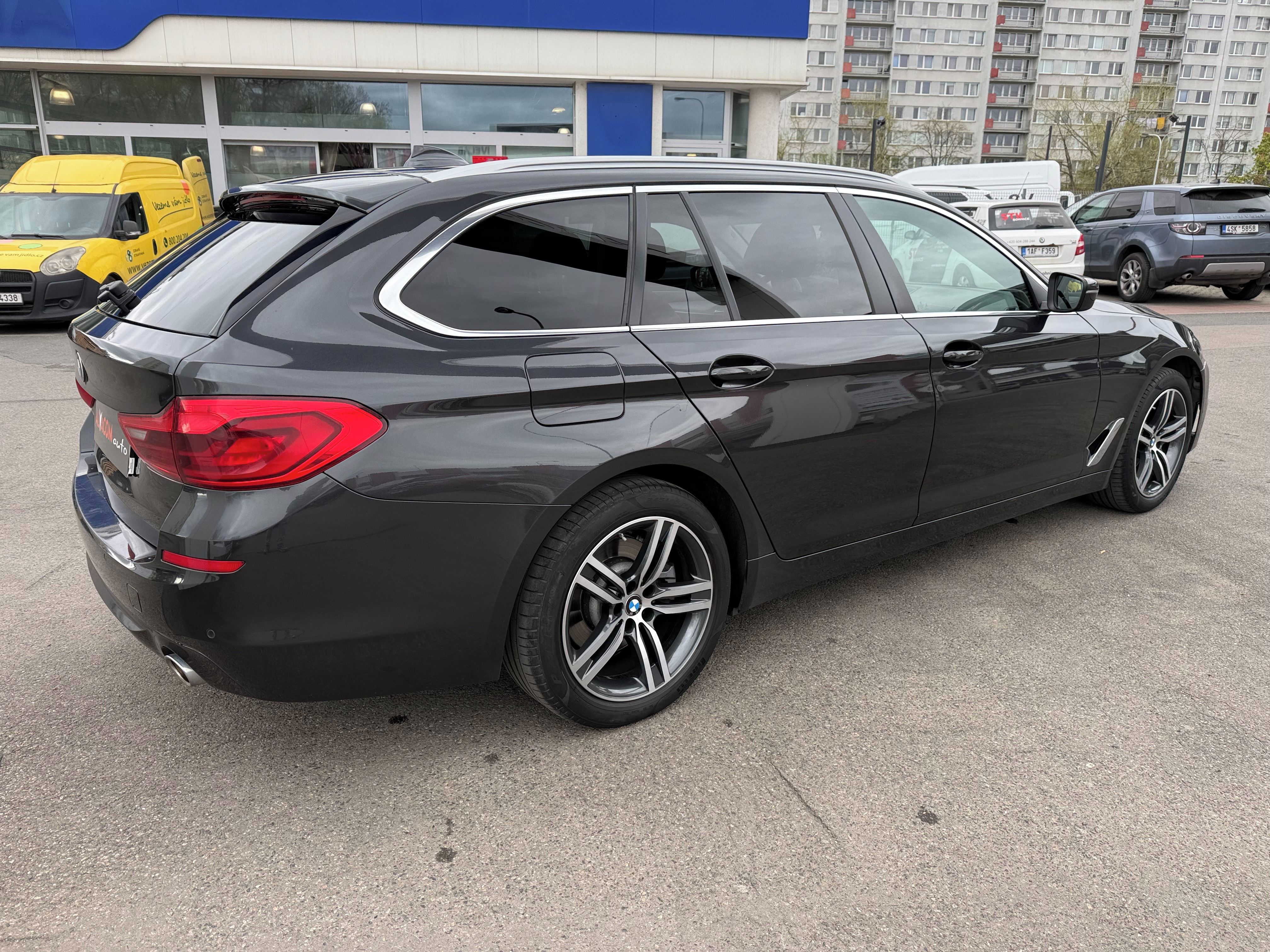 BMW Řada 5, 520d XDRIVE 140kW - fotka 6