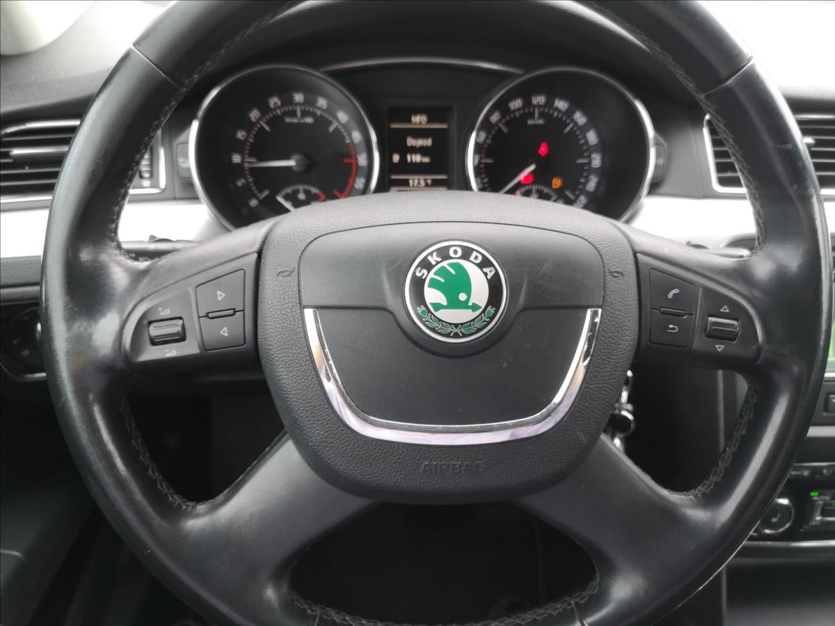 Škoda Superb, 2,0 TDi pravidelný servis, TOP - fotka 4