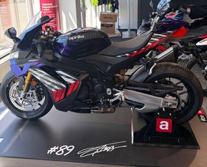Aprilia RSV 4 Factory, Showdown Indigo