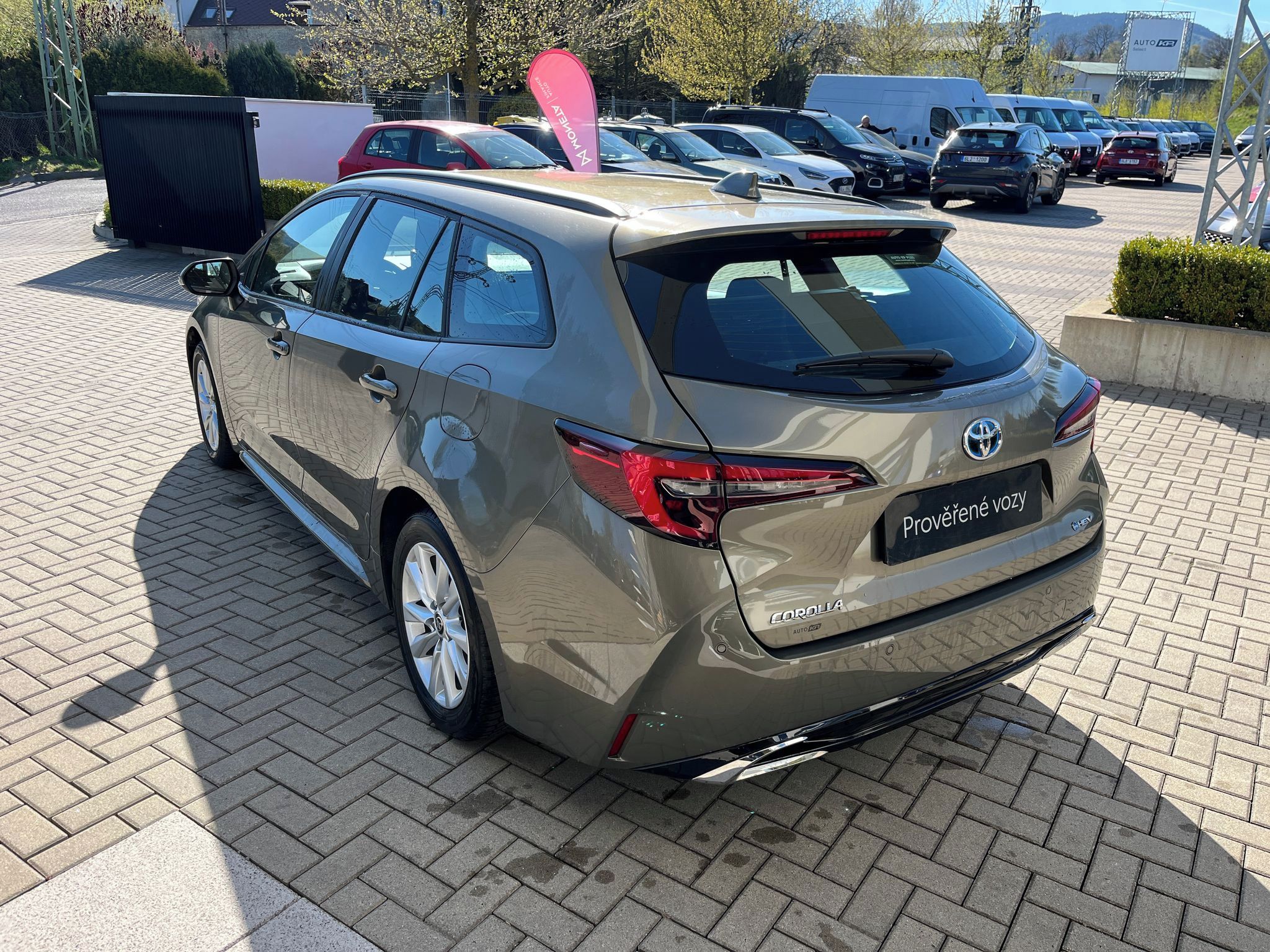 Toyota Corolla, 1.8 Hybrid e-CVT Comfort Tech - fotka 4