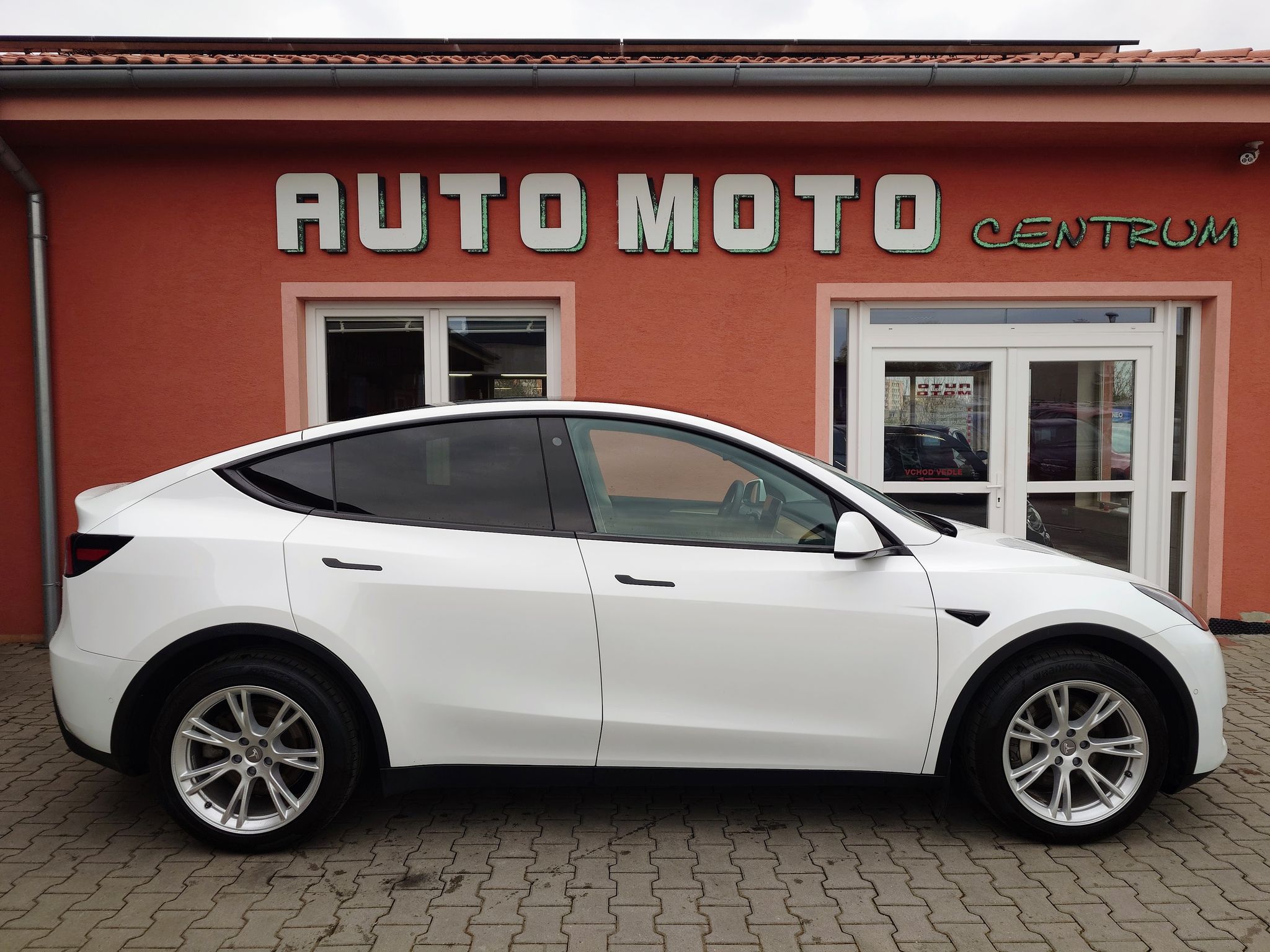 Tesla Model Y, Long Range Dual Motor 378 kW S - fotka 6