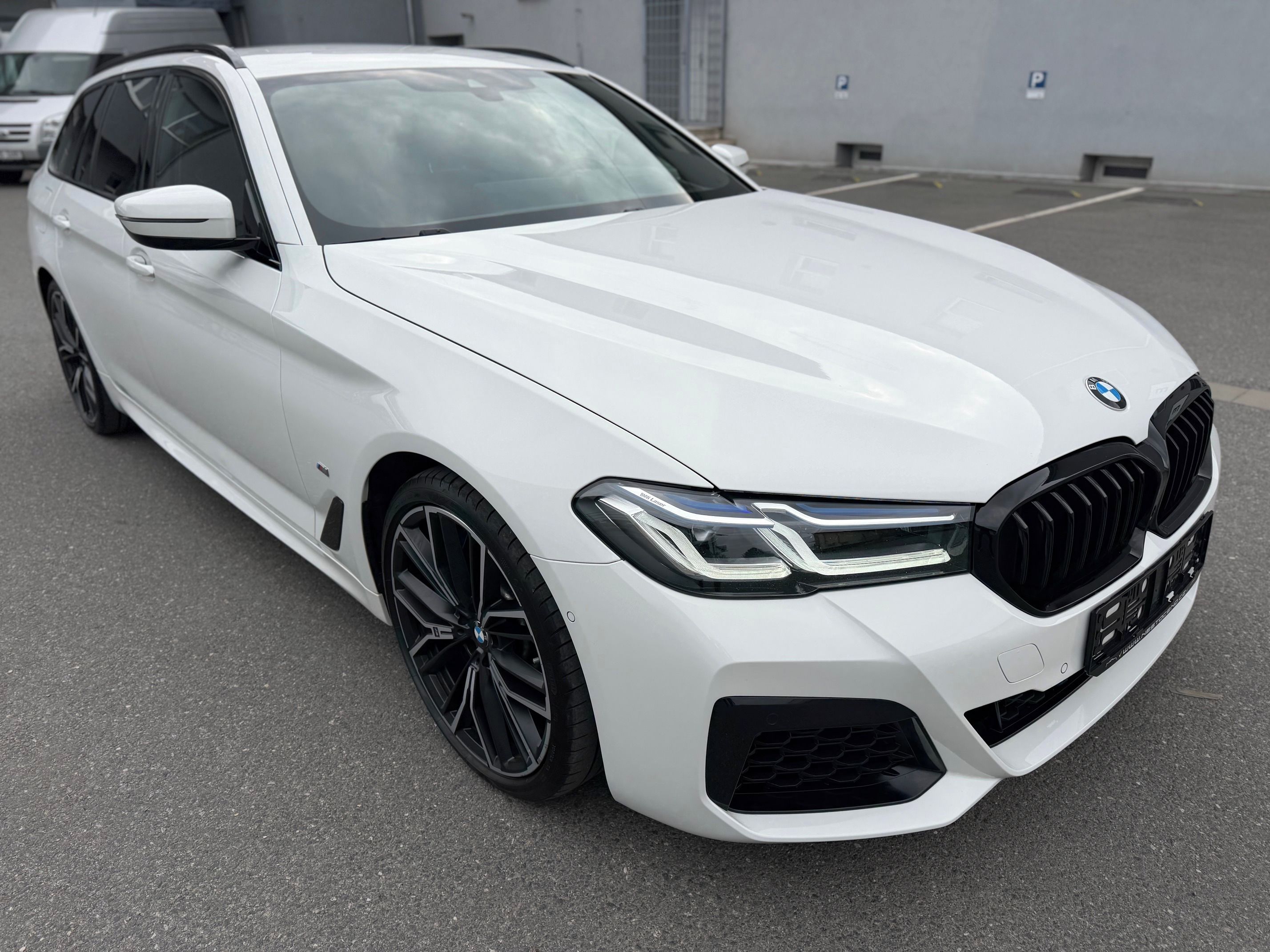 BMW Řada 5, 540i Laser H&K alu 20" M-pak