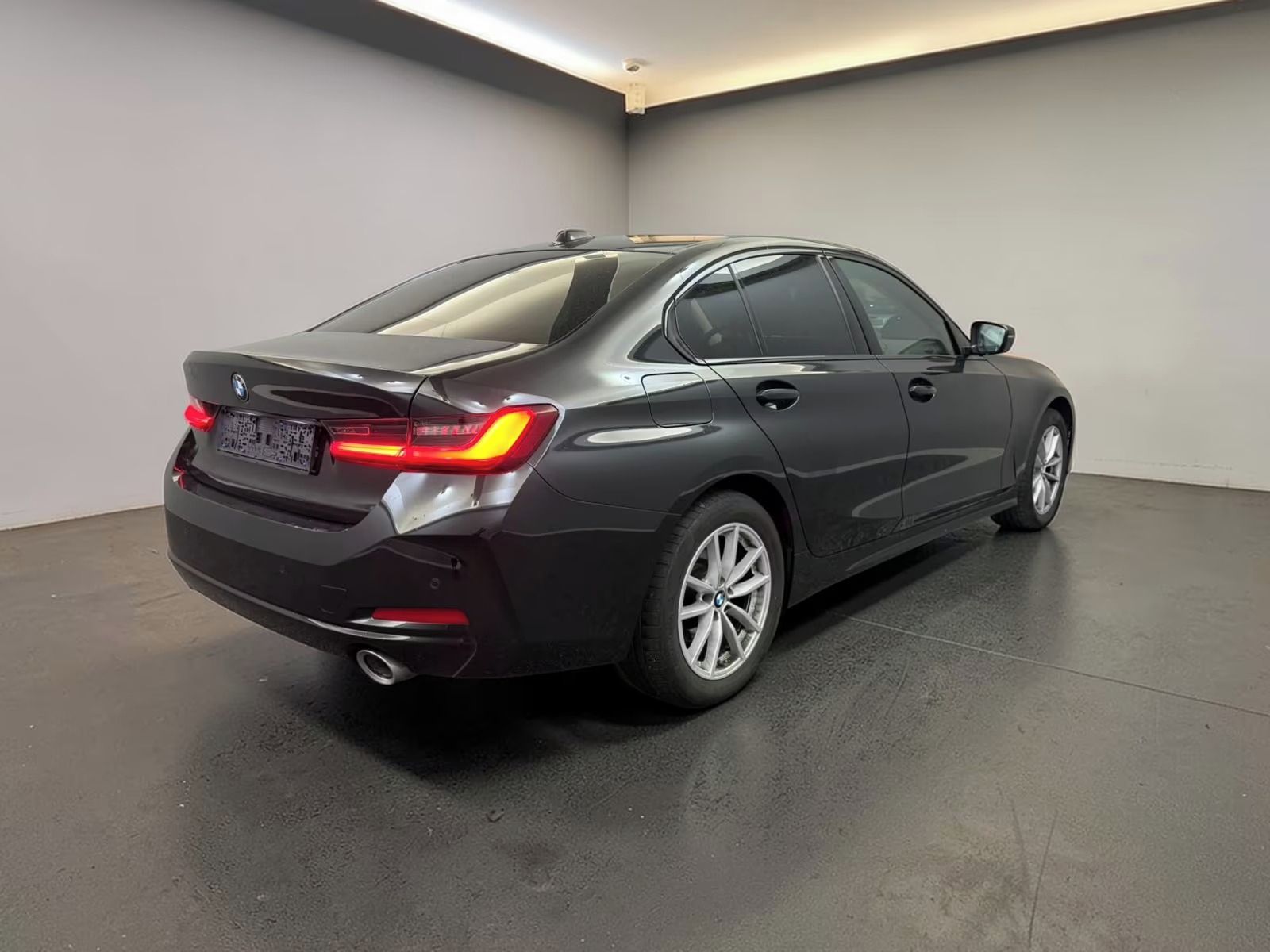 BMW Řada 3, 320d xDrive Lim. SHADOW-LINE - fotka 4