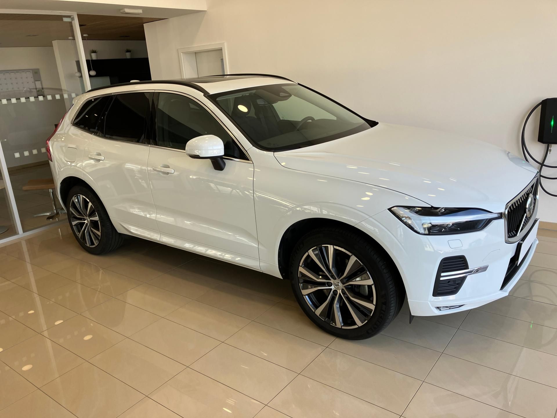 Volvo XC60, B4 FWD Momentum PRO AT8 - fotka 2