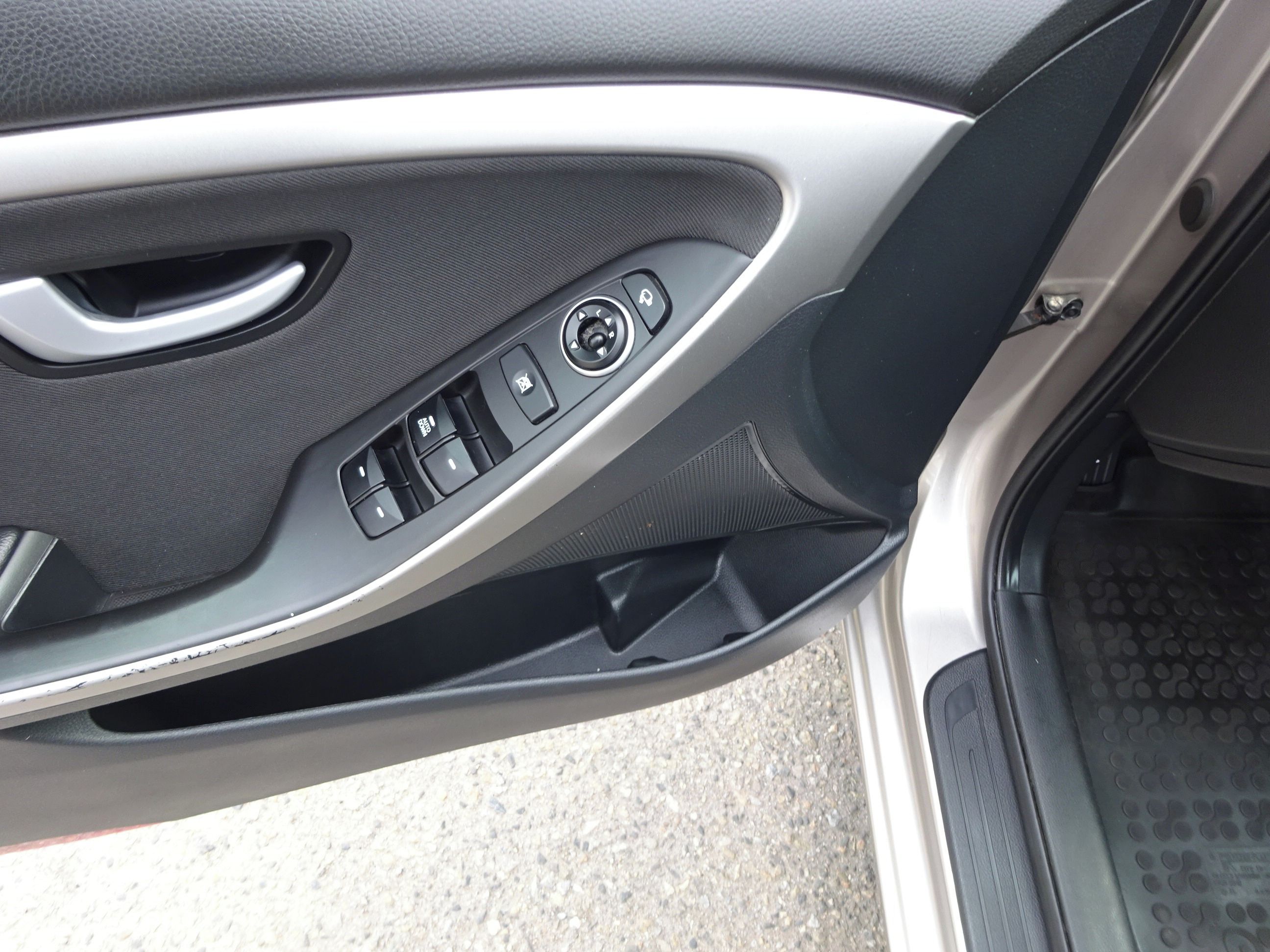 Hyundai i30, 1.6i 2.Maj.serv.kníž.ČR 88 kw - fotka 6