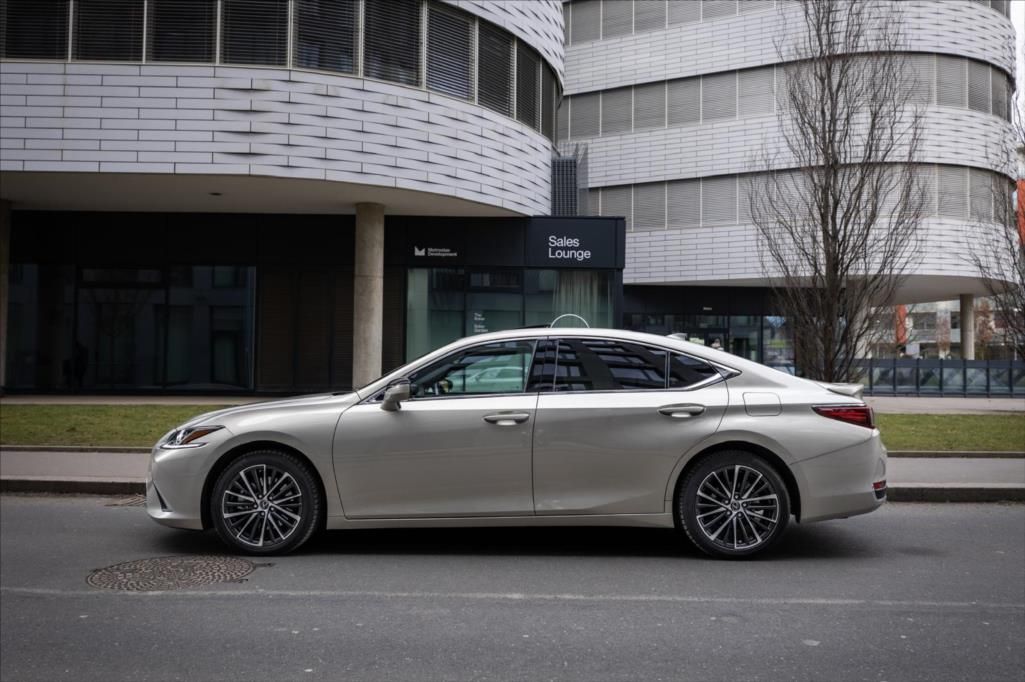 Lexus ES 300h, 300H 2,5 HEV LIMITED EDITION - fotka 5