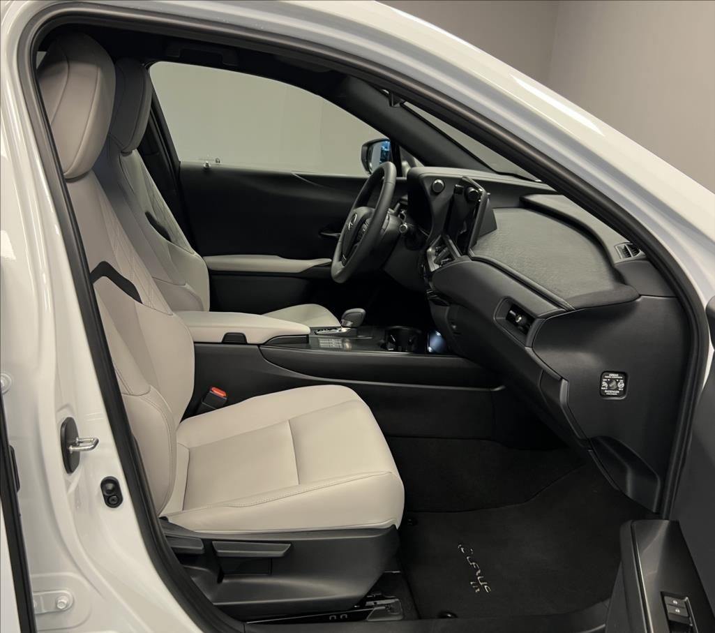 Lexus UX 300h, 300H 2,0 HEV F SPORT DESIGN - fotka 6