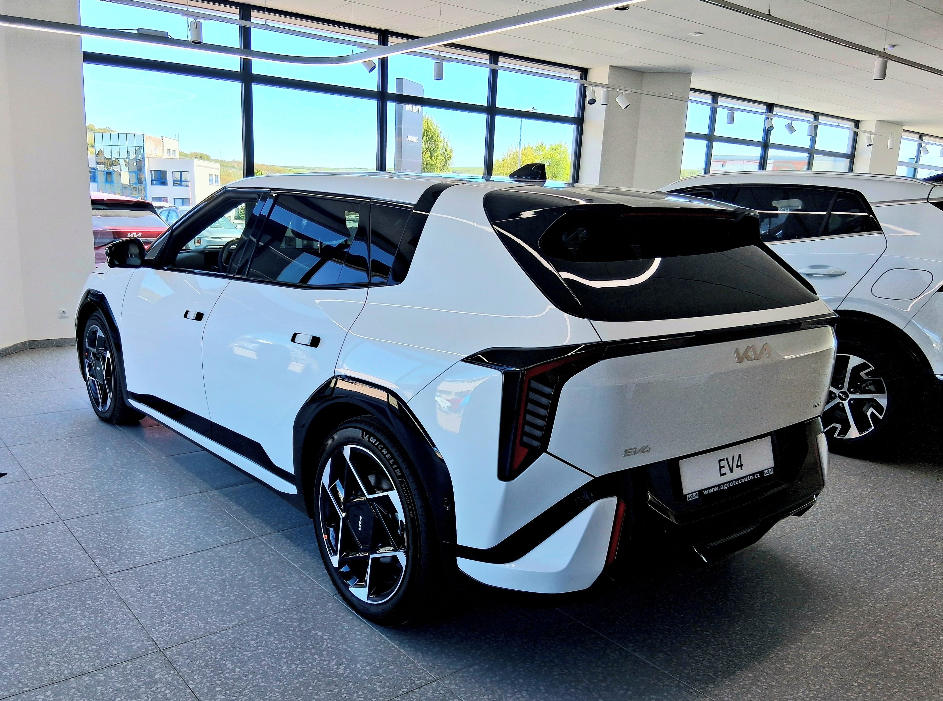 Kia EV4, 4x2 GT-LINE paket TECH, V2L - fotka 3