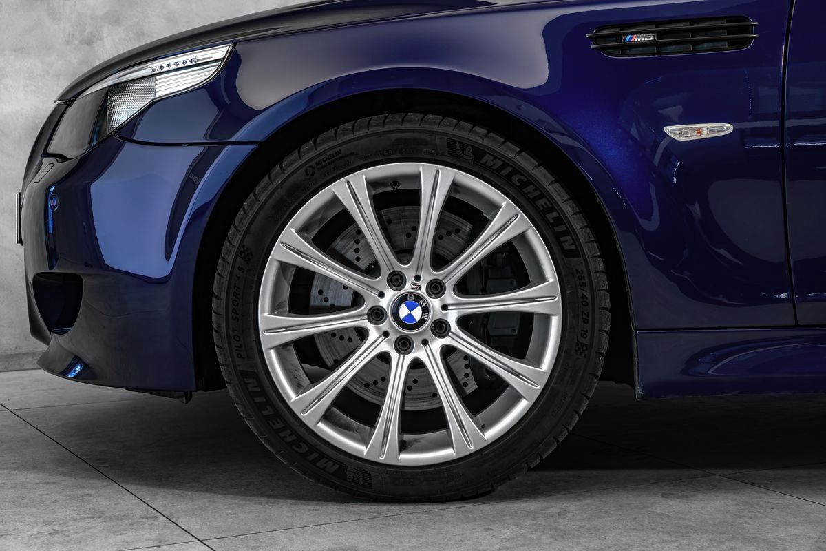 BMW M5, V10 5.0 manuál - fotka 2