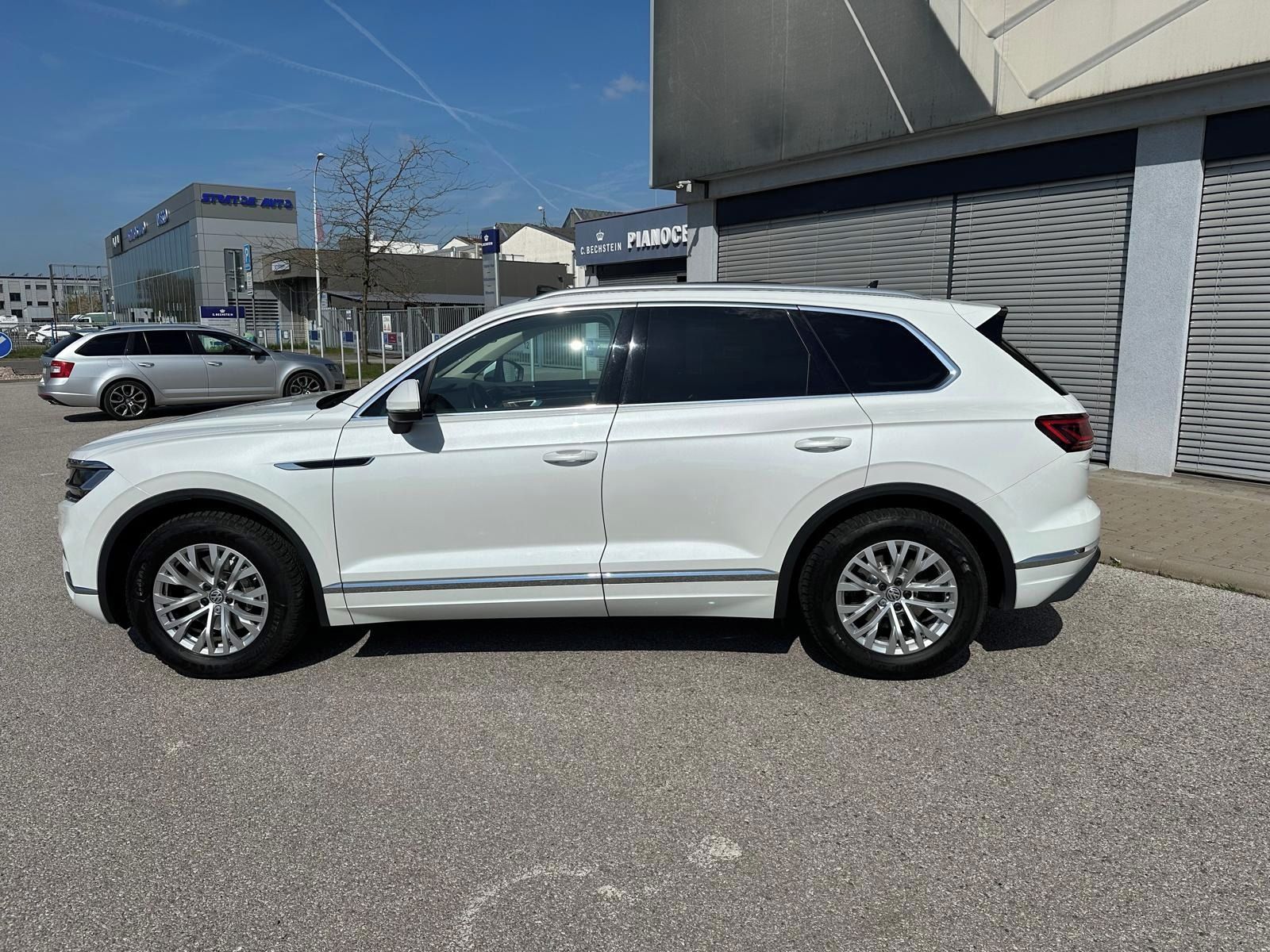 Volkswagen Touareg, Elegance 3.0 V6 210kW Čr - fotka 3