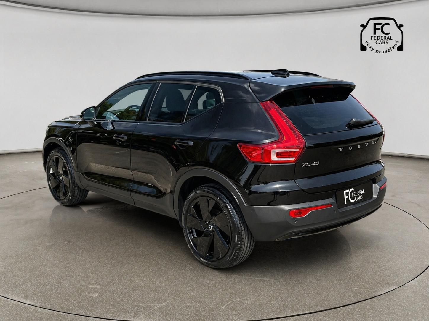 Volvo XC40, B3 FWD Black Edition + kola - fotka 3