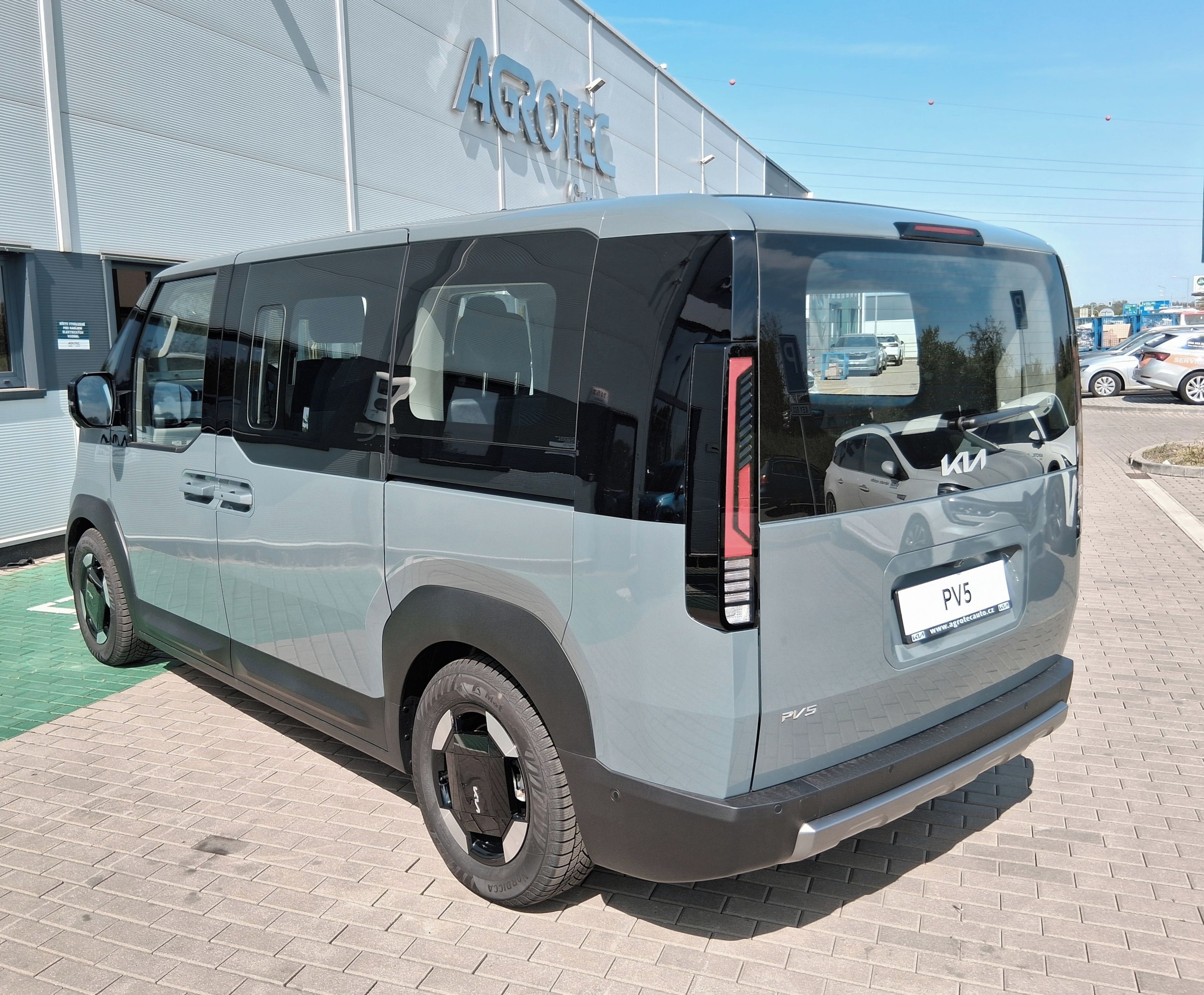 Kia PV5, aku 71 kWh motor 120 kW Elite - fotka 3