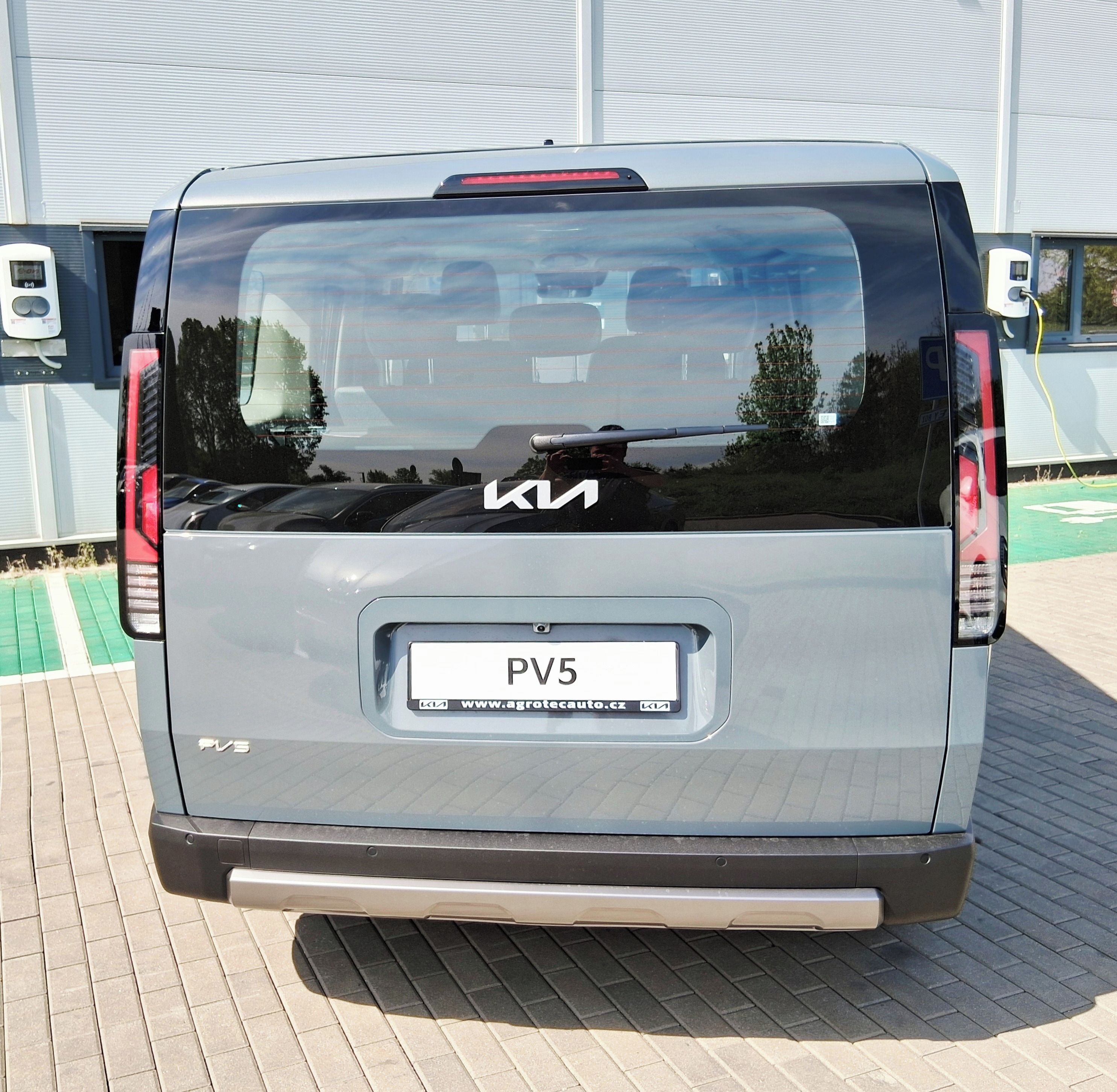 Kia PV5, aku 71 kWh motor 120 kW Elite - fotka 5