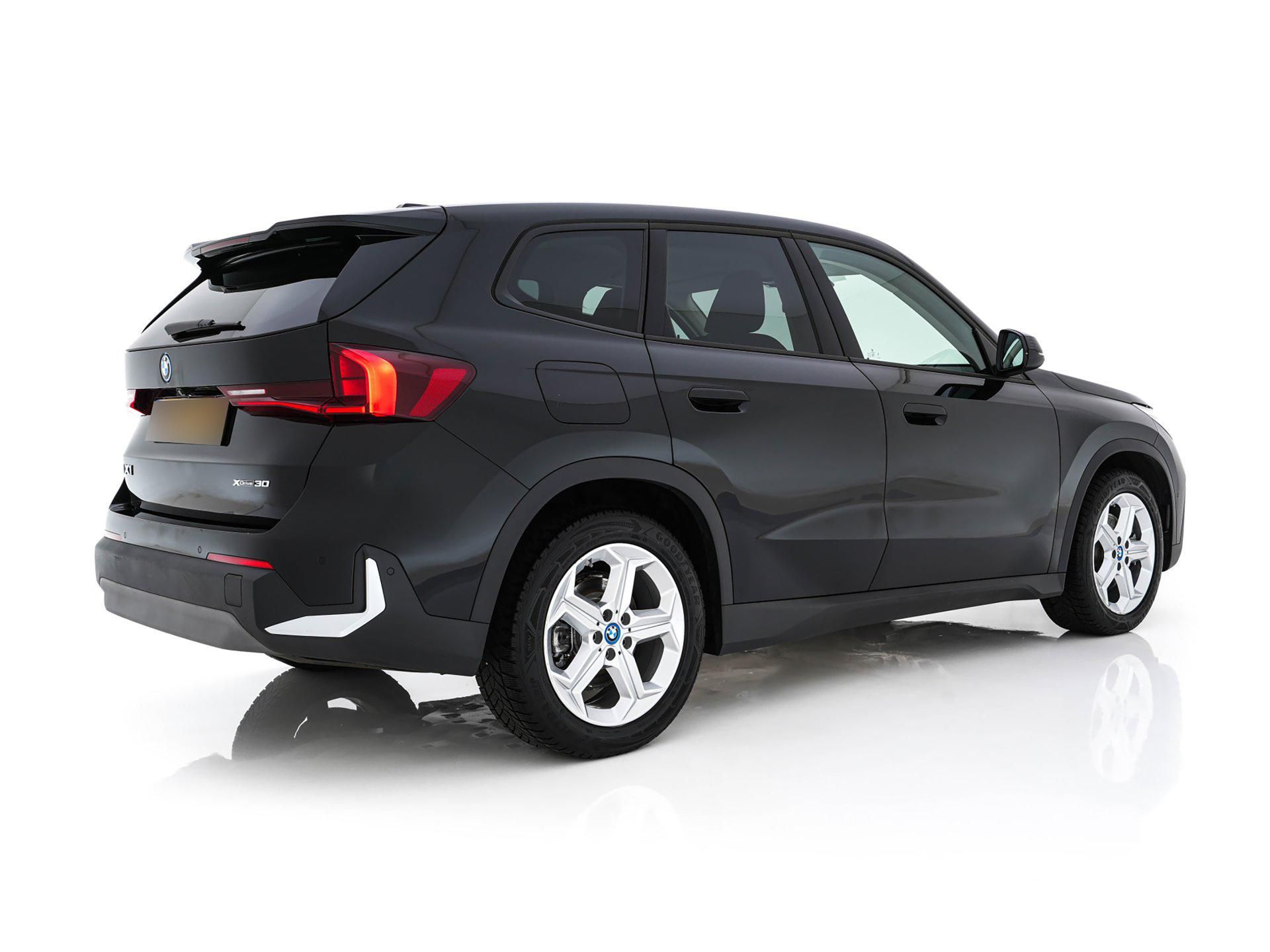 BMW iX1, xDrive30 4×4 - fotka 4