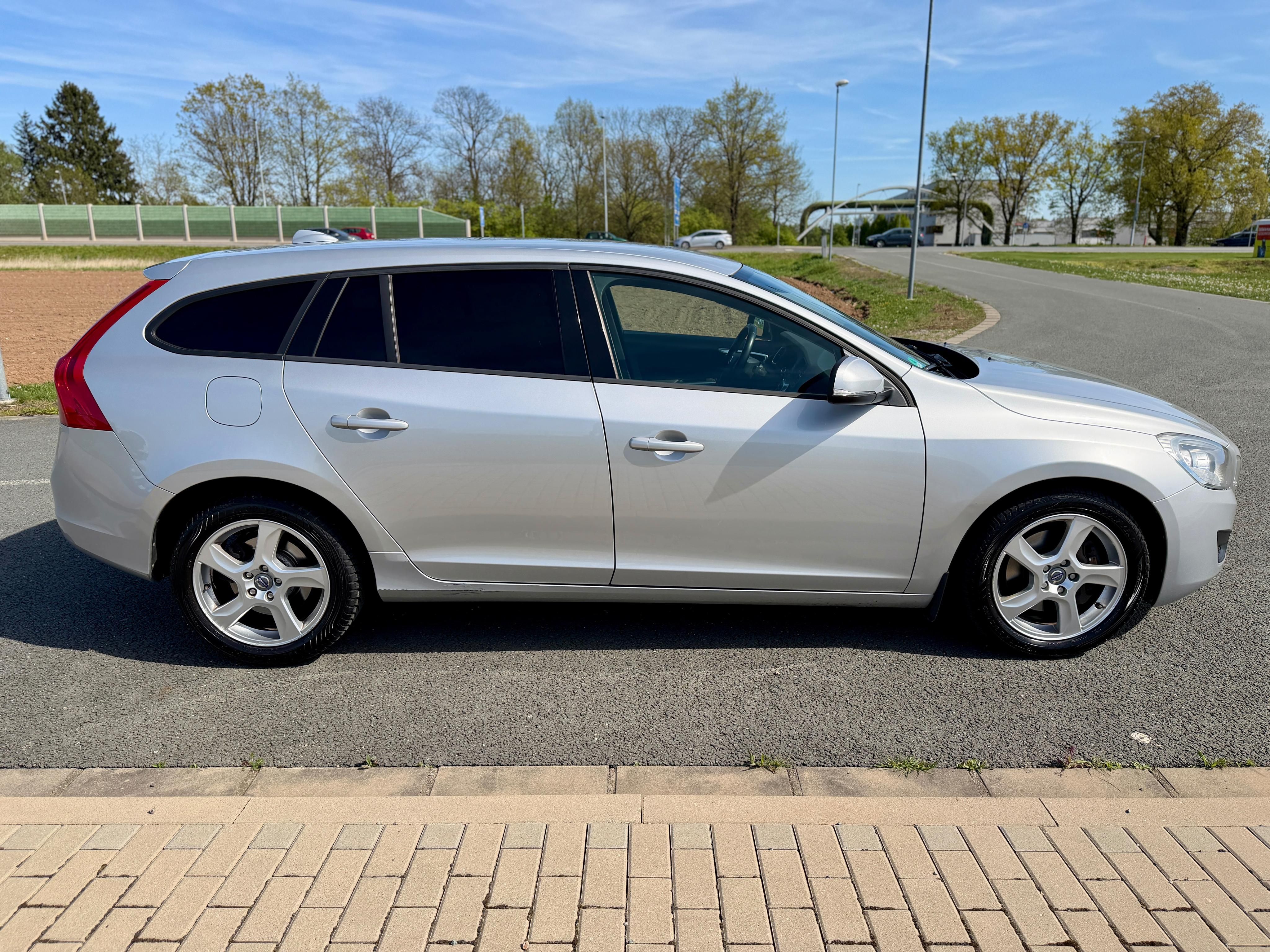 Volvo V60, 2.4 D5 KINETIC NAVI SERVISKA - fotka 6
