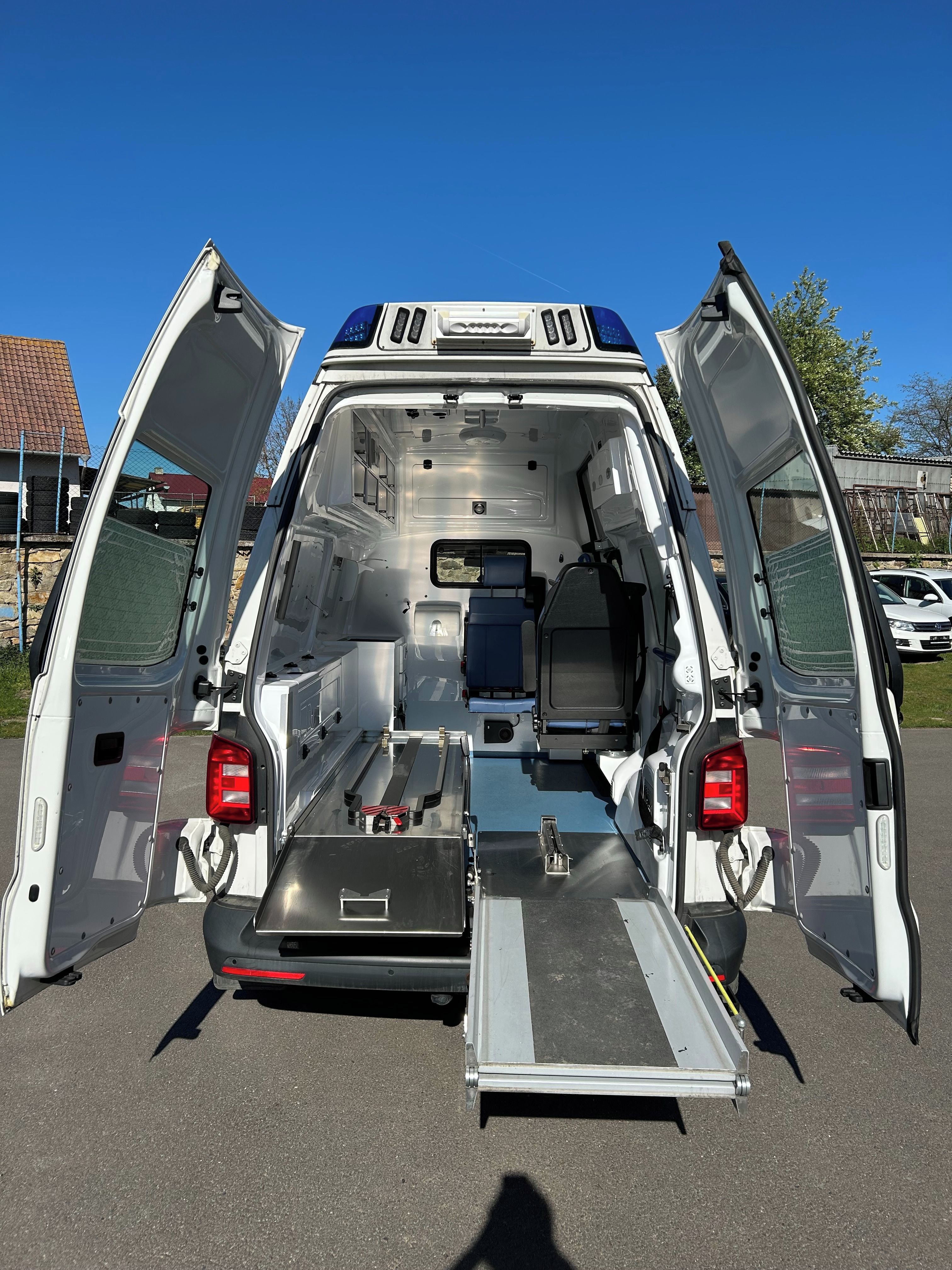 Volkswagen Transporter, T6 - 2.0 TDI Sanitní vůz 4x4 - fotka 5