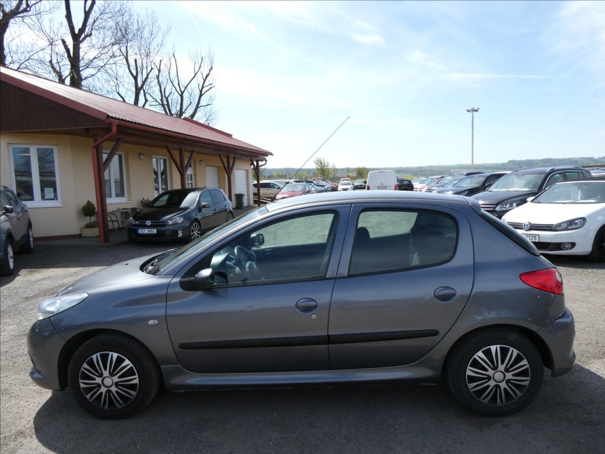 Peugeot 206, 1,4 i 54kW klima, 2x kola - fotka 4