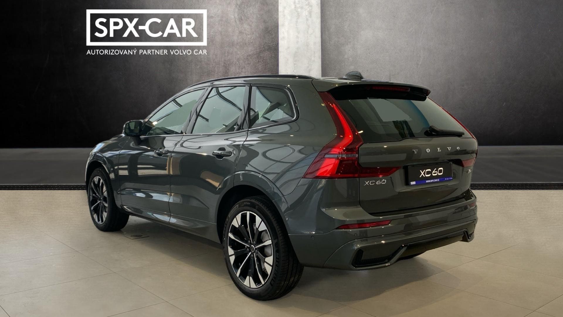 Volvo XC60, PLUS DARK, B5 AWD, 184+10 kW / - fotka 4