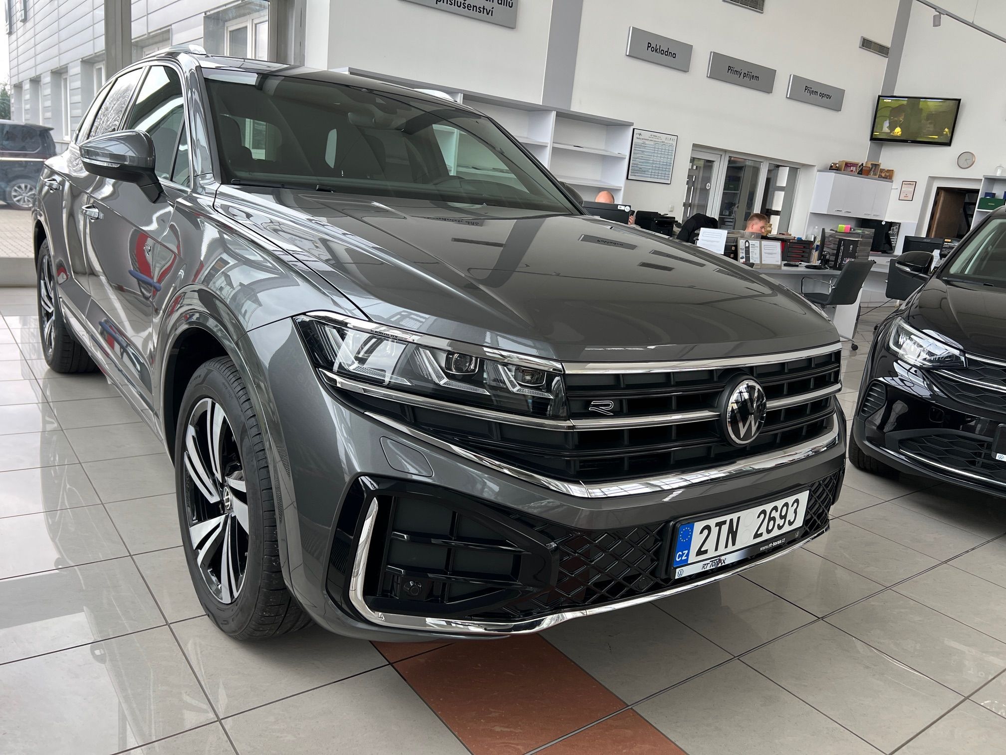 Volkswagen Touareg, R-line 3,0TDI 210kW - fotka 2