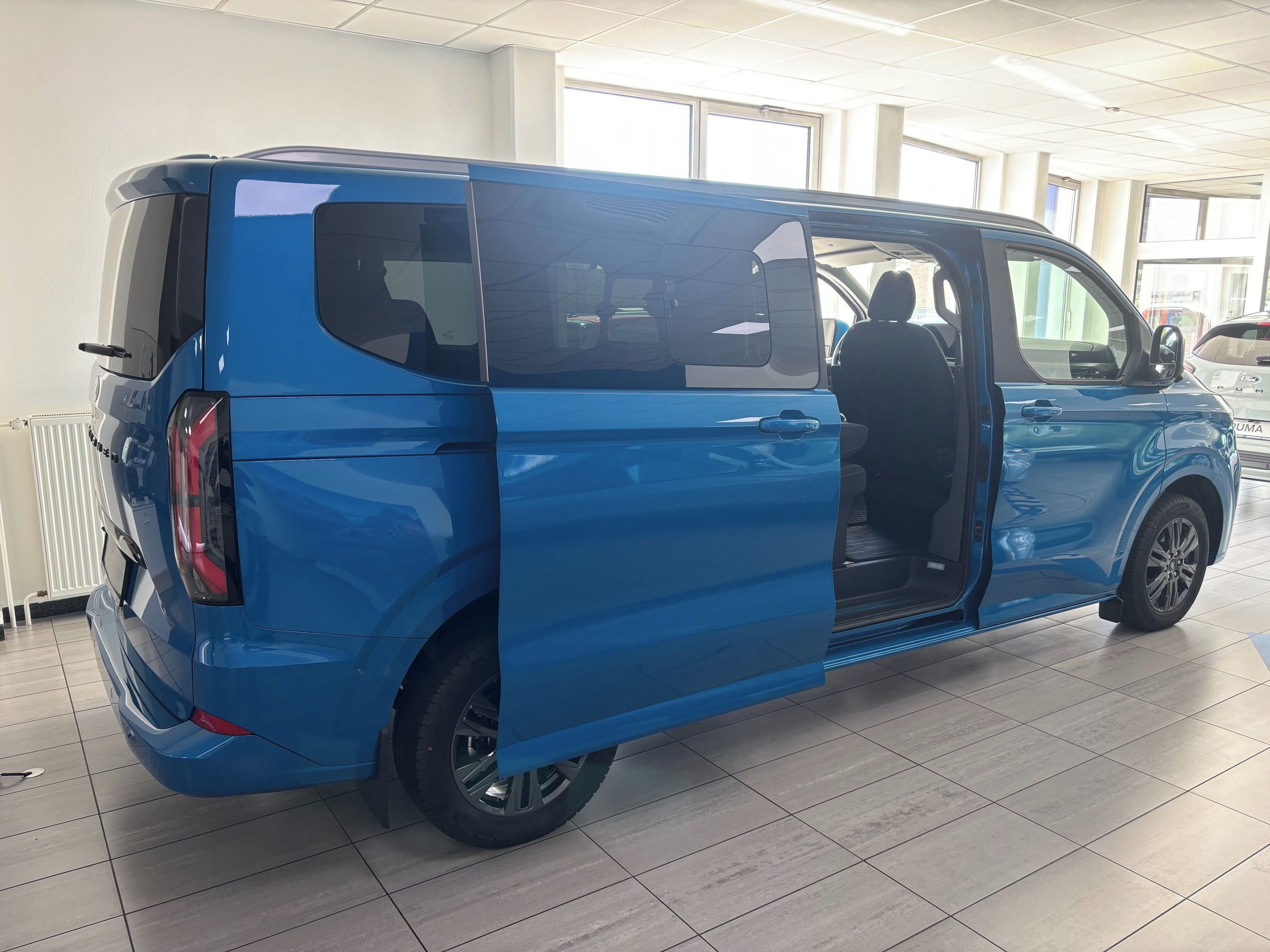 Ford Tourneo Custom, Titanium L2 2.0 EcoBlue 170k - fotka 2