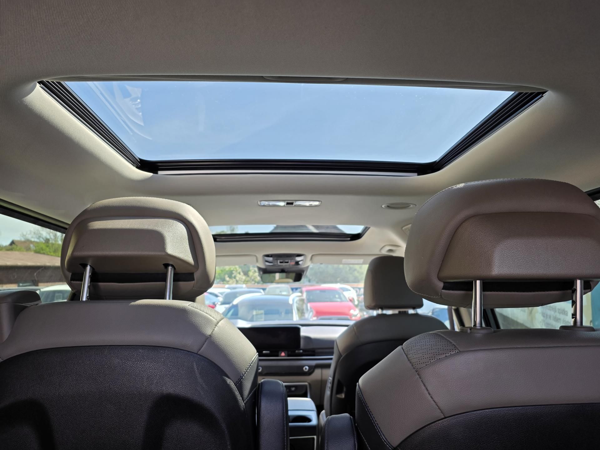 Kia Carnival, 2.2-7MÍST-NA CESTĚ - fotka 2