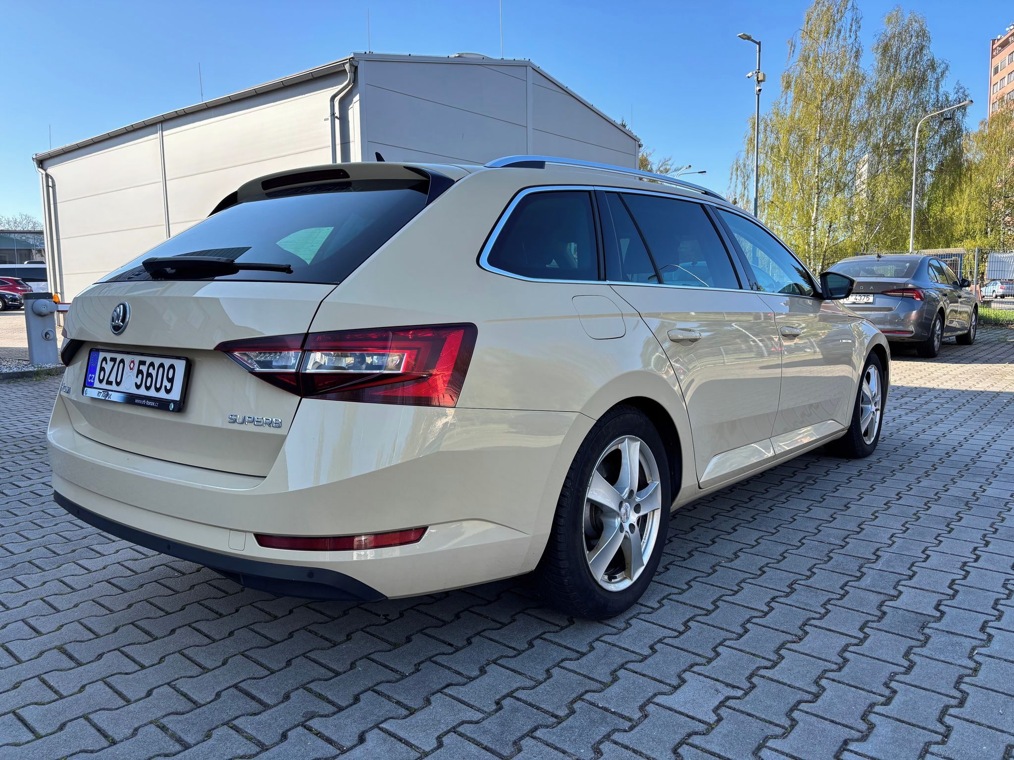 Škoda Superb, Style  2,0TDI 110kW Tažné - fotka 4