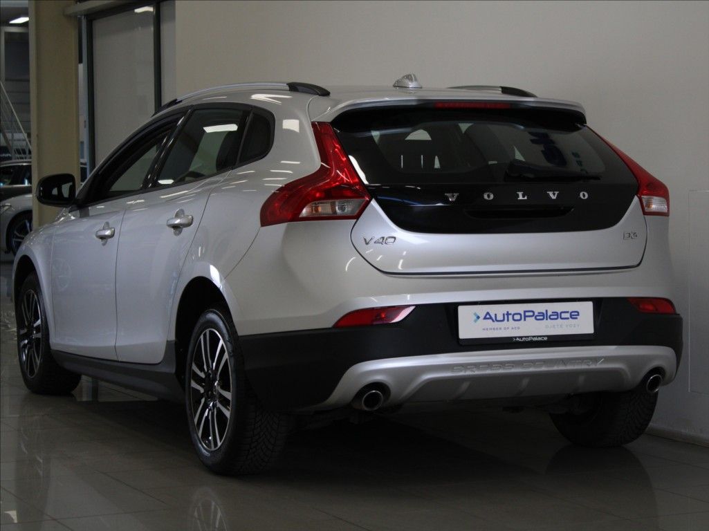 Volvo V40, 2,0 D3 110kW Cross Country LED - fotka 3