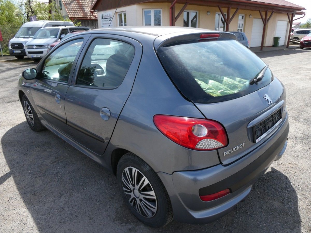 Peugeot 206, 1,4 i 54kW klima, 2x kola - fotka 5