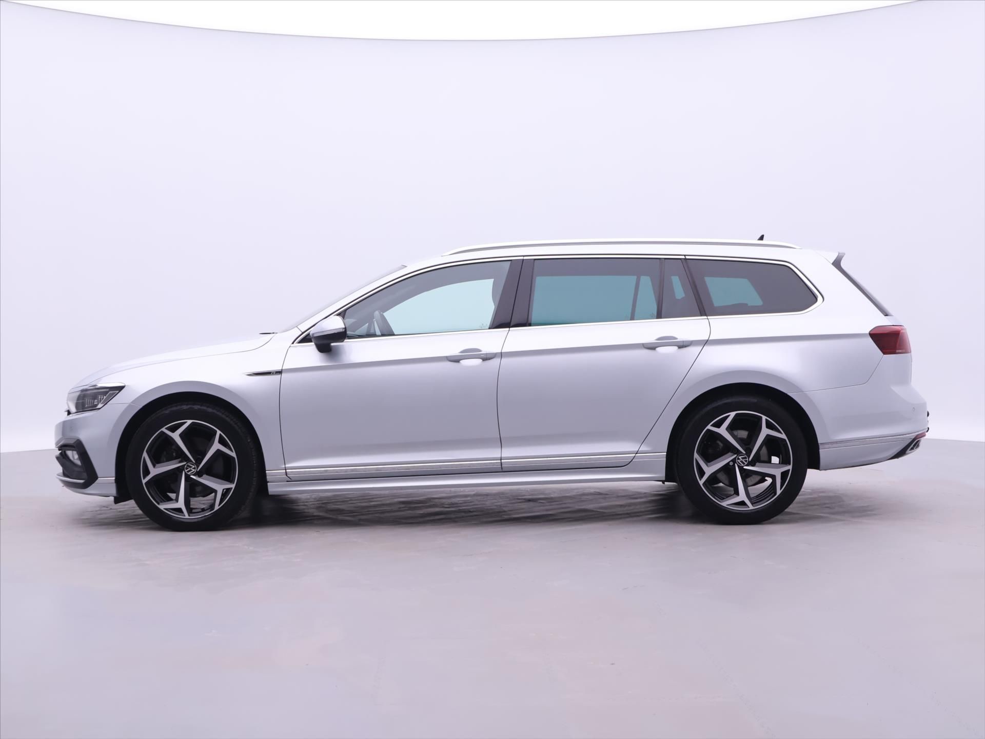 Volkswagen Passat, 2.0 TDI DSG R-LINE Matrix - fotka 4