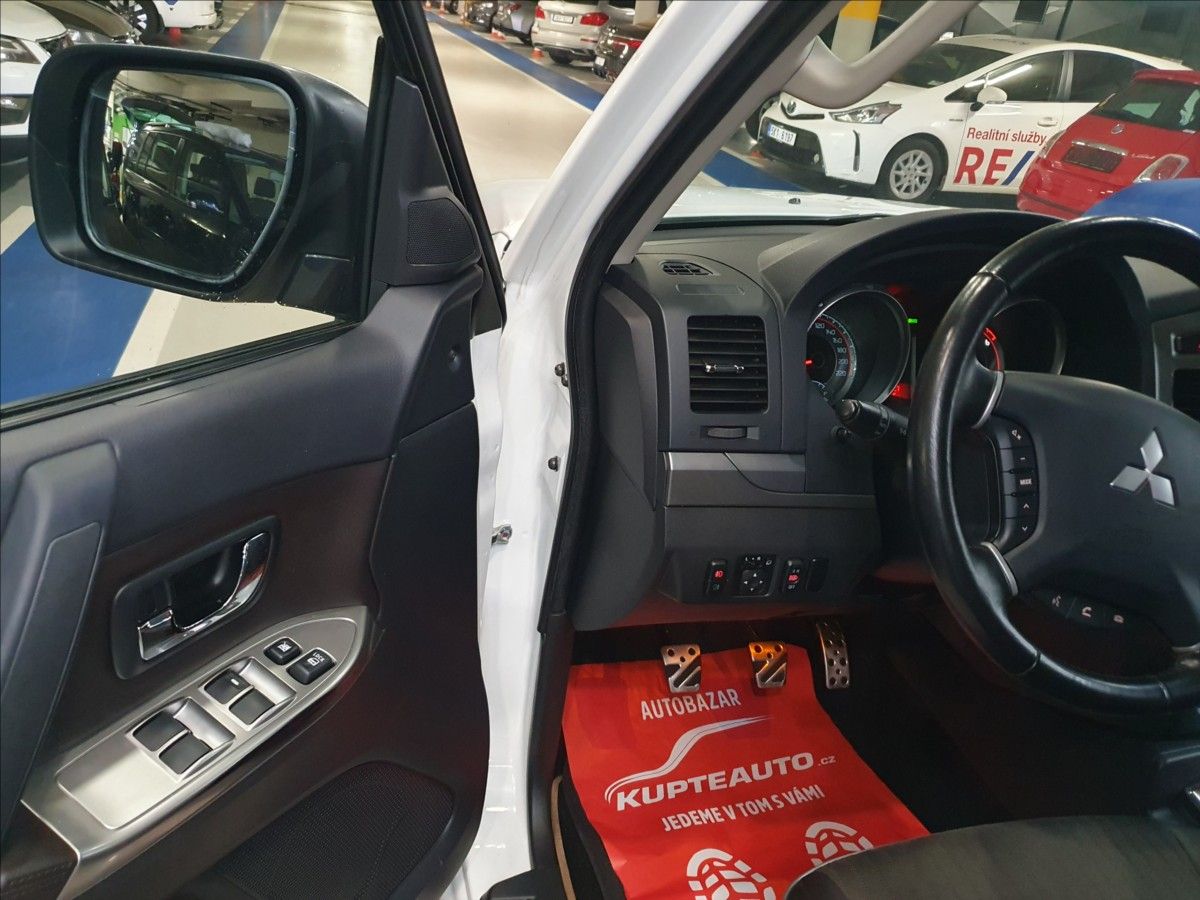 Mitsubishi Pajero, 3,2 D -  7 MÍST - fotka 6