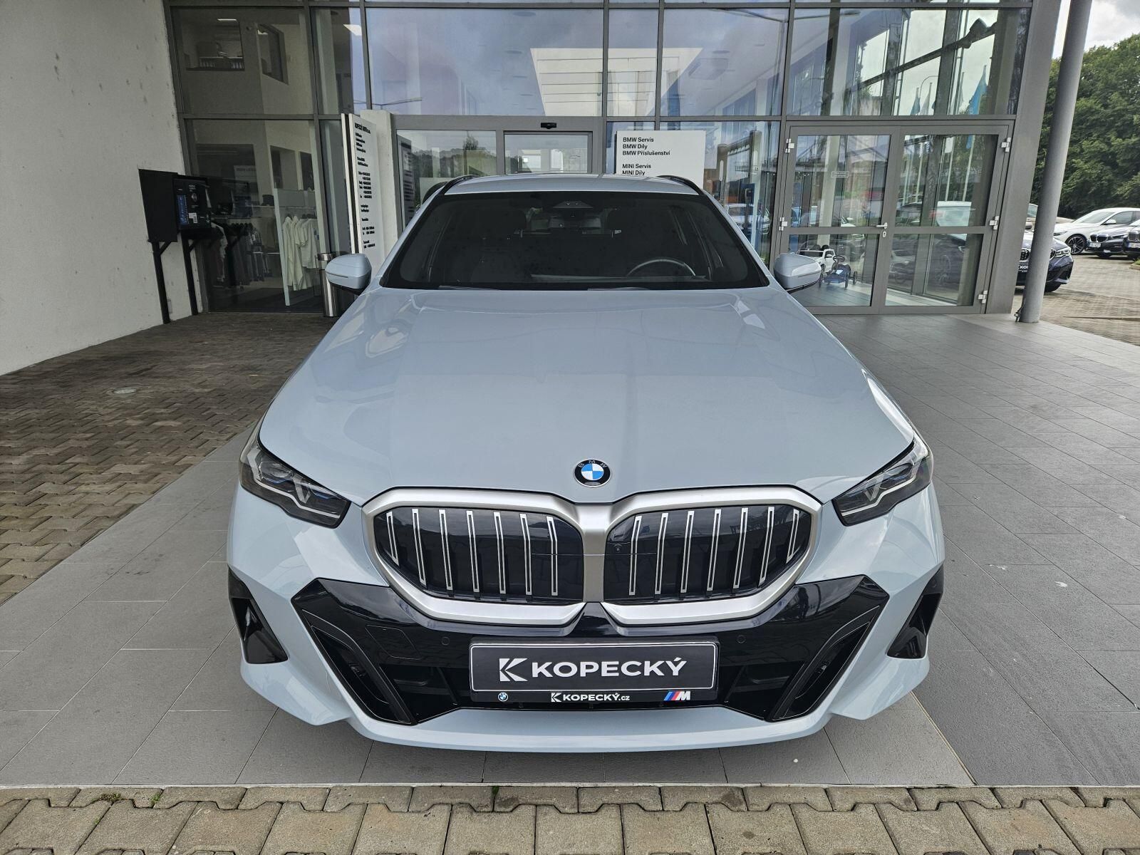 BMW Řada 5, 520d xDrive Touring M Sport - fotka 2