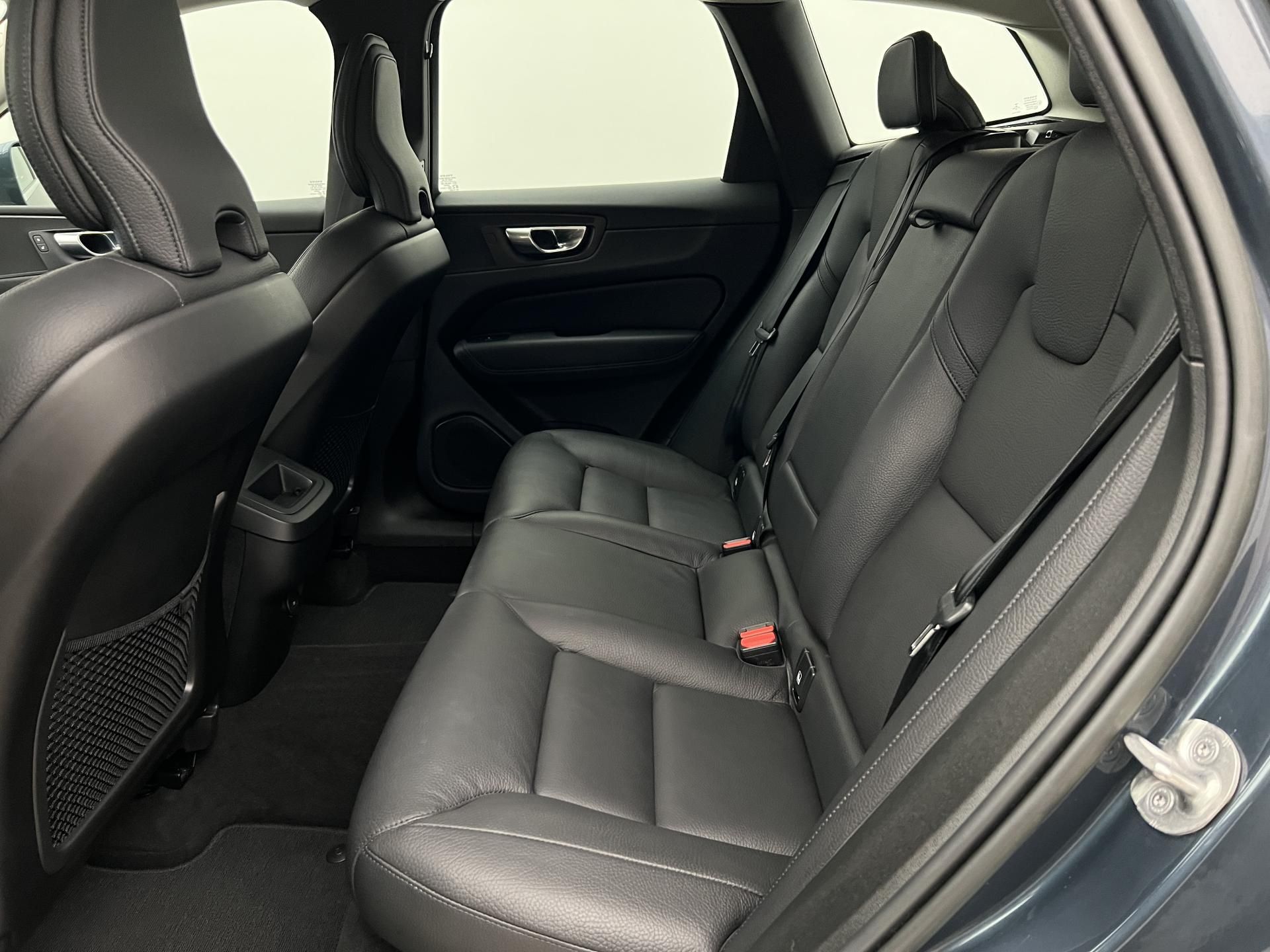 Volvo XC60, B4 AWD MOM PRO AUT - fotka 6