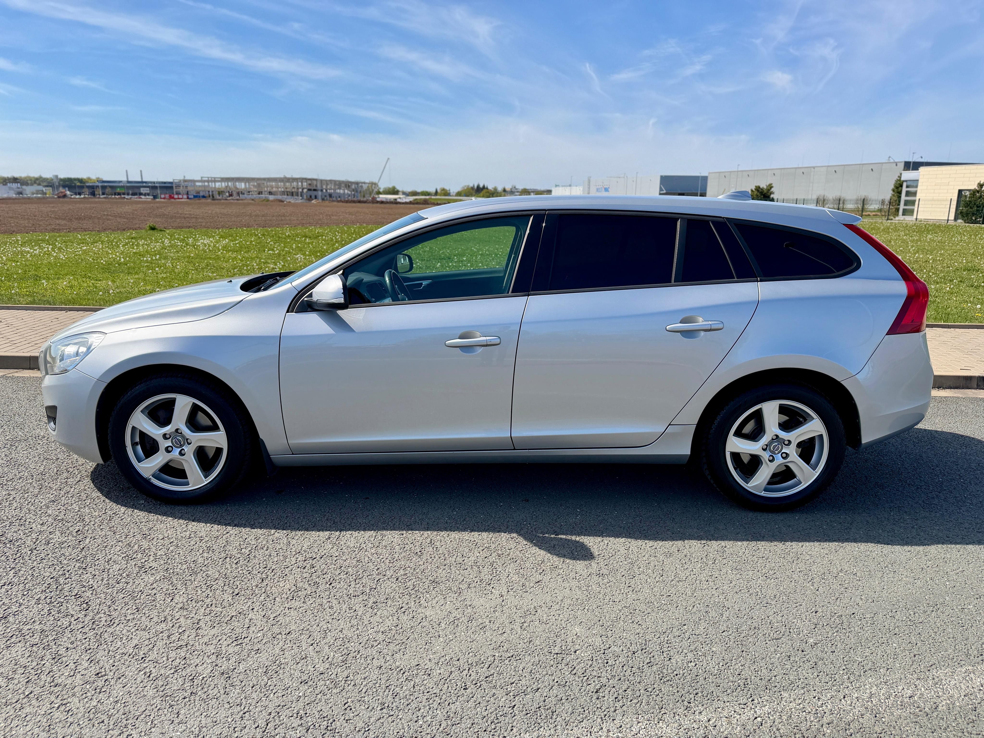 Volvo V60, 2.4 D5 KINETIC NAVI SERVISKA - fotka 2