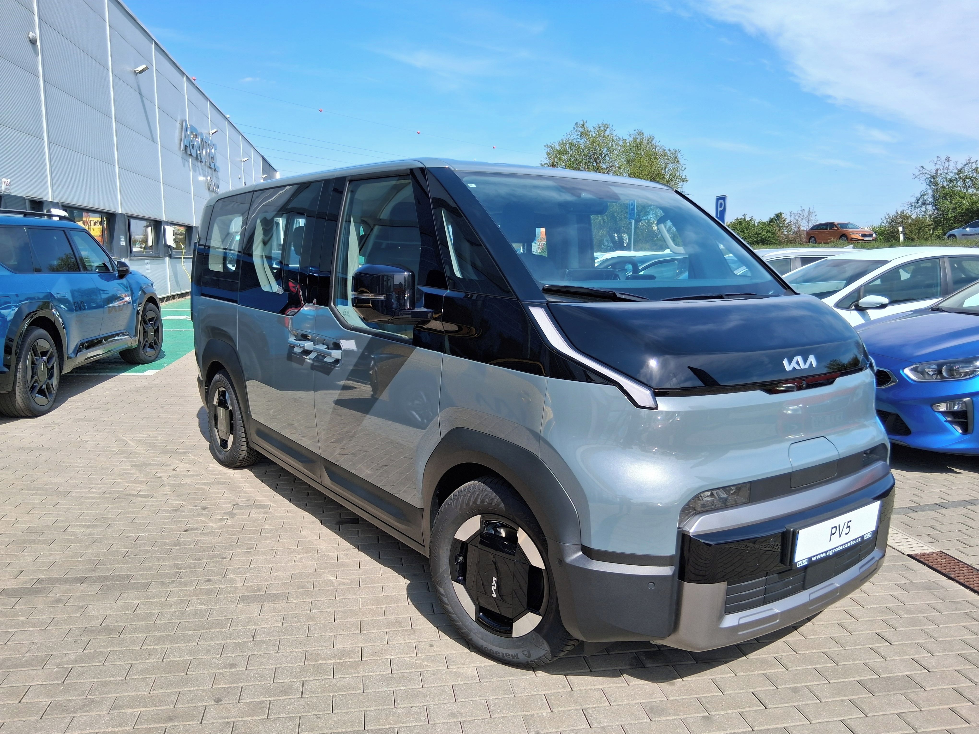 Kia PV5, aku 71 kWh motor 120 kW Elite - fotka 2