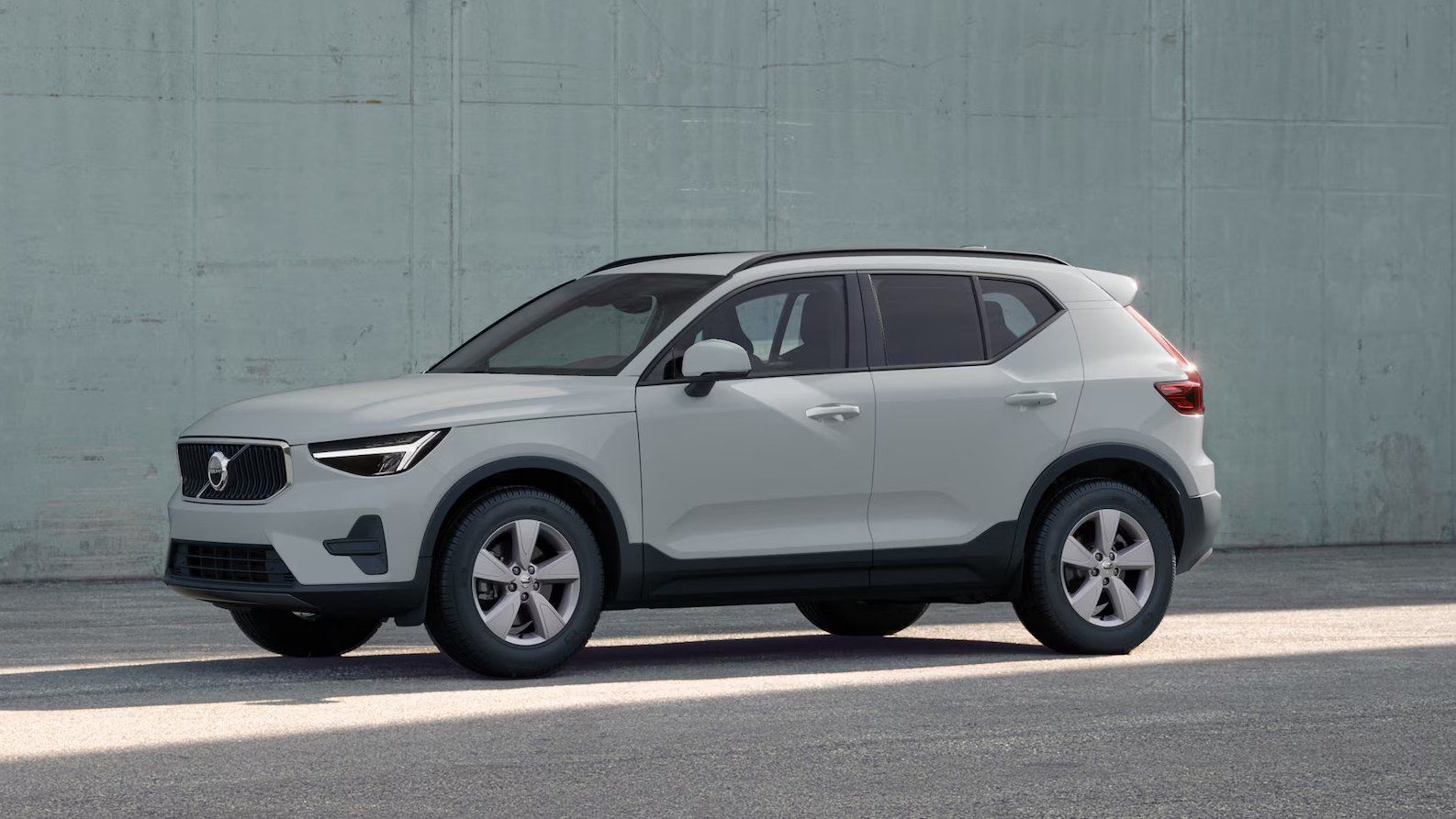 Volvo XC40, ESSENTIAL, B3 FWD, 120+10 kW /