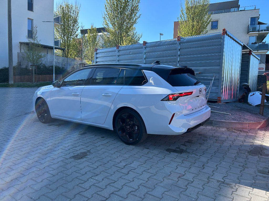 Opel Astra, ST Ultimate 1,2 Turbo 107kW AT - fotka 3