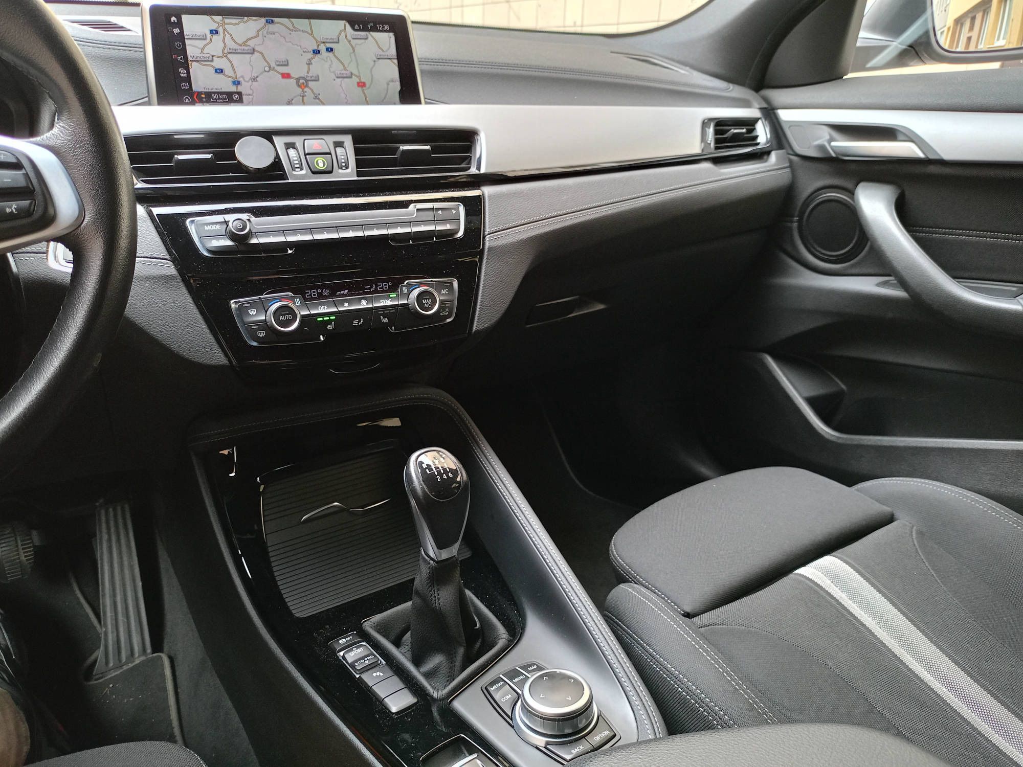 BMW X2, BMW X2 sDrive 2.0 nafta - fotka 6