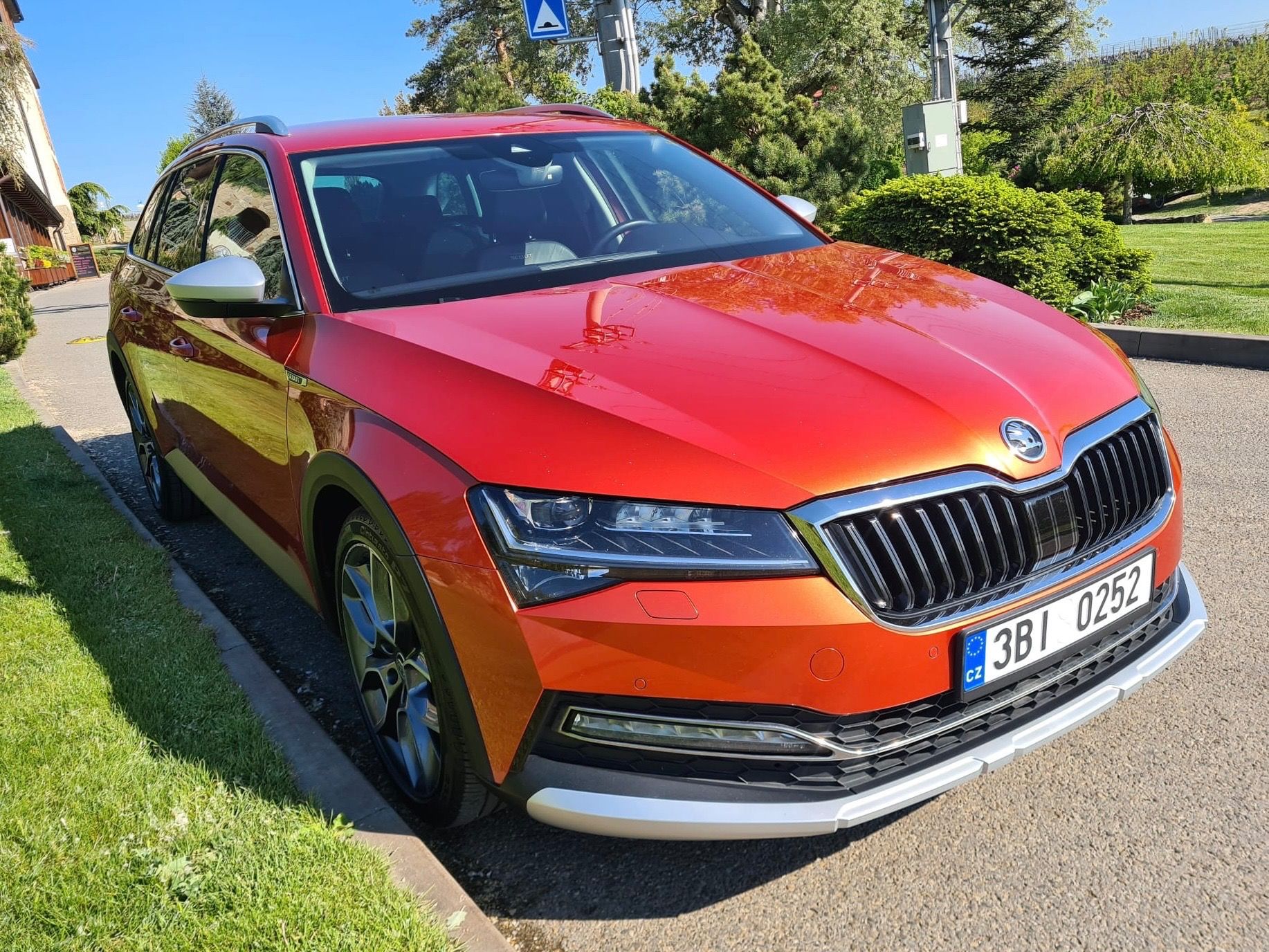 Škoda Superb, 2.0 TDI 140 kW DSG 4x4 Scout - fotka 2